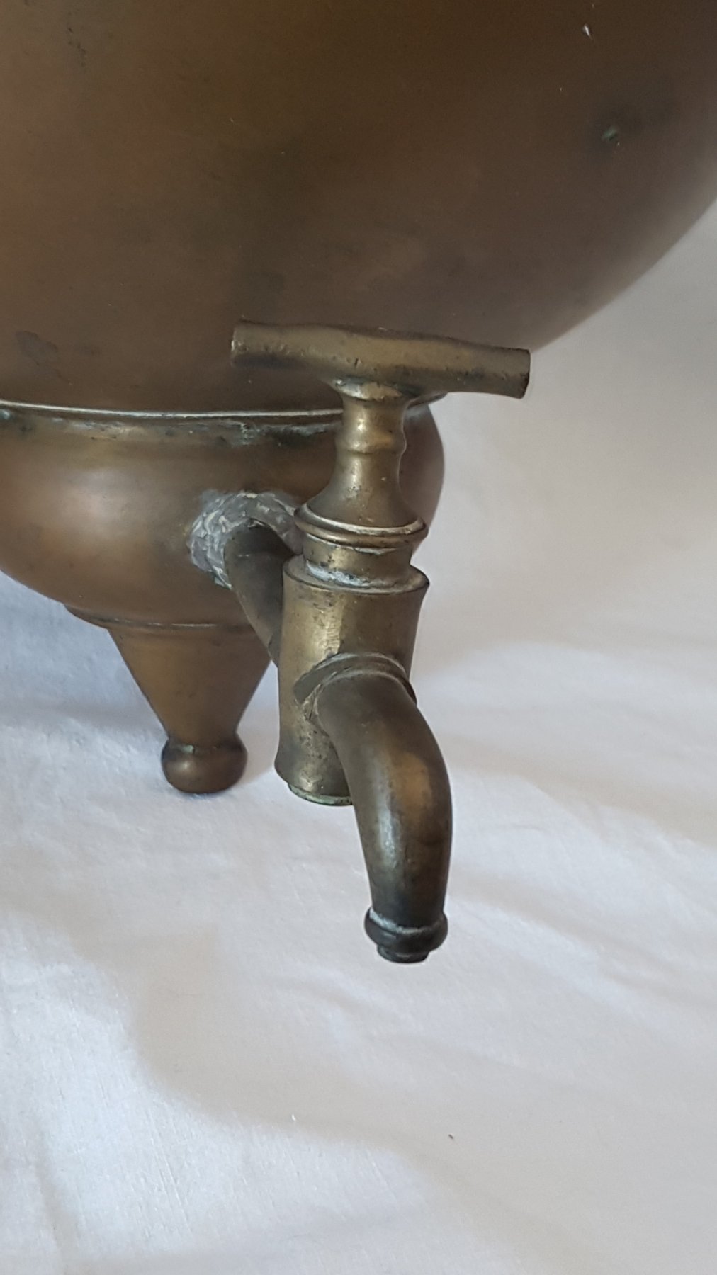 Bénitier antique en cuivre et laiton, avec couvercle et robinet - Italie - (bénitier) début XXe siècle