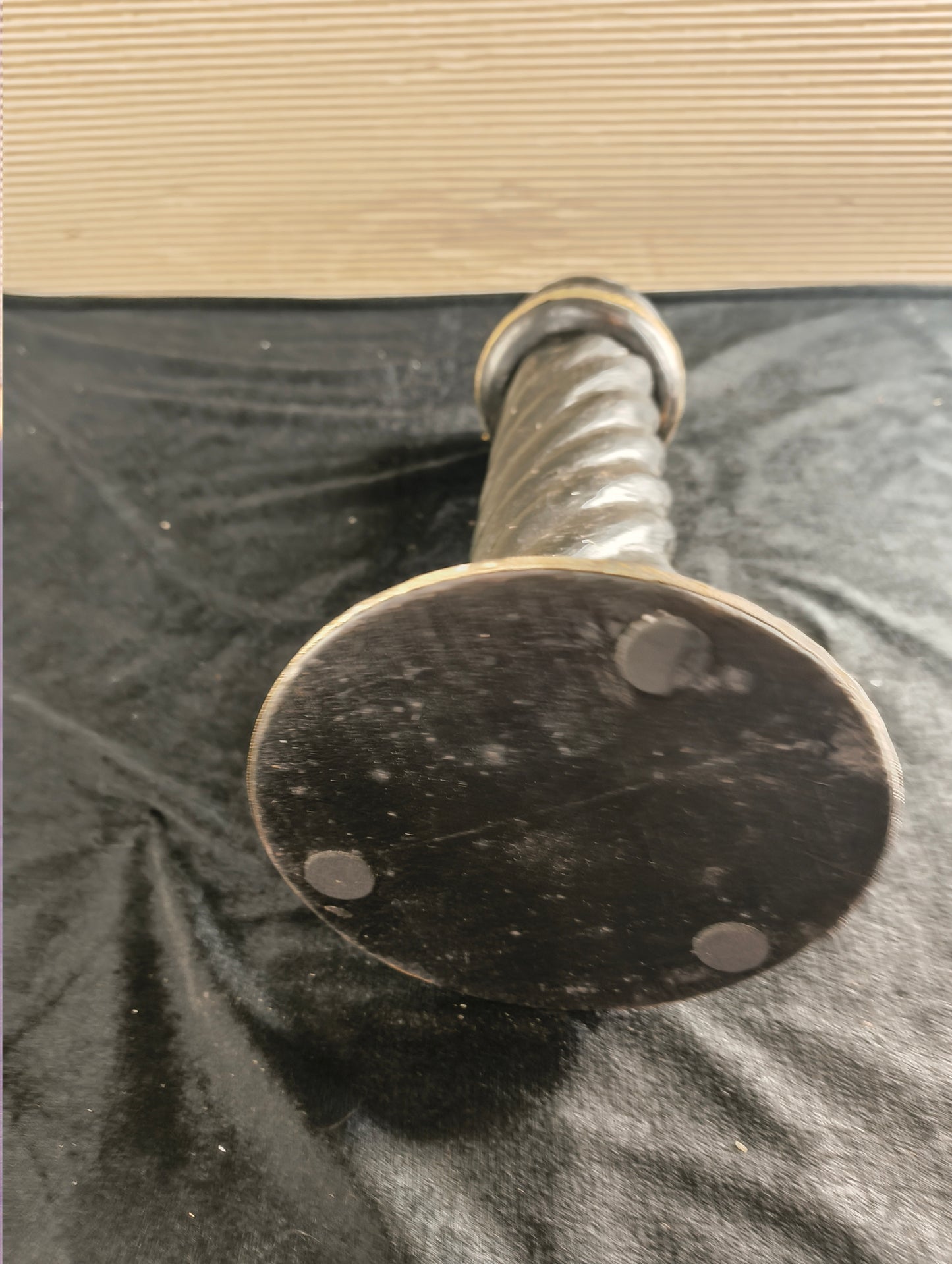 Candeliere tortile in legno e ottone "salomonico" 28,5 cm.