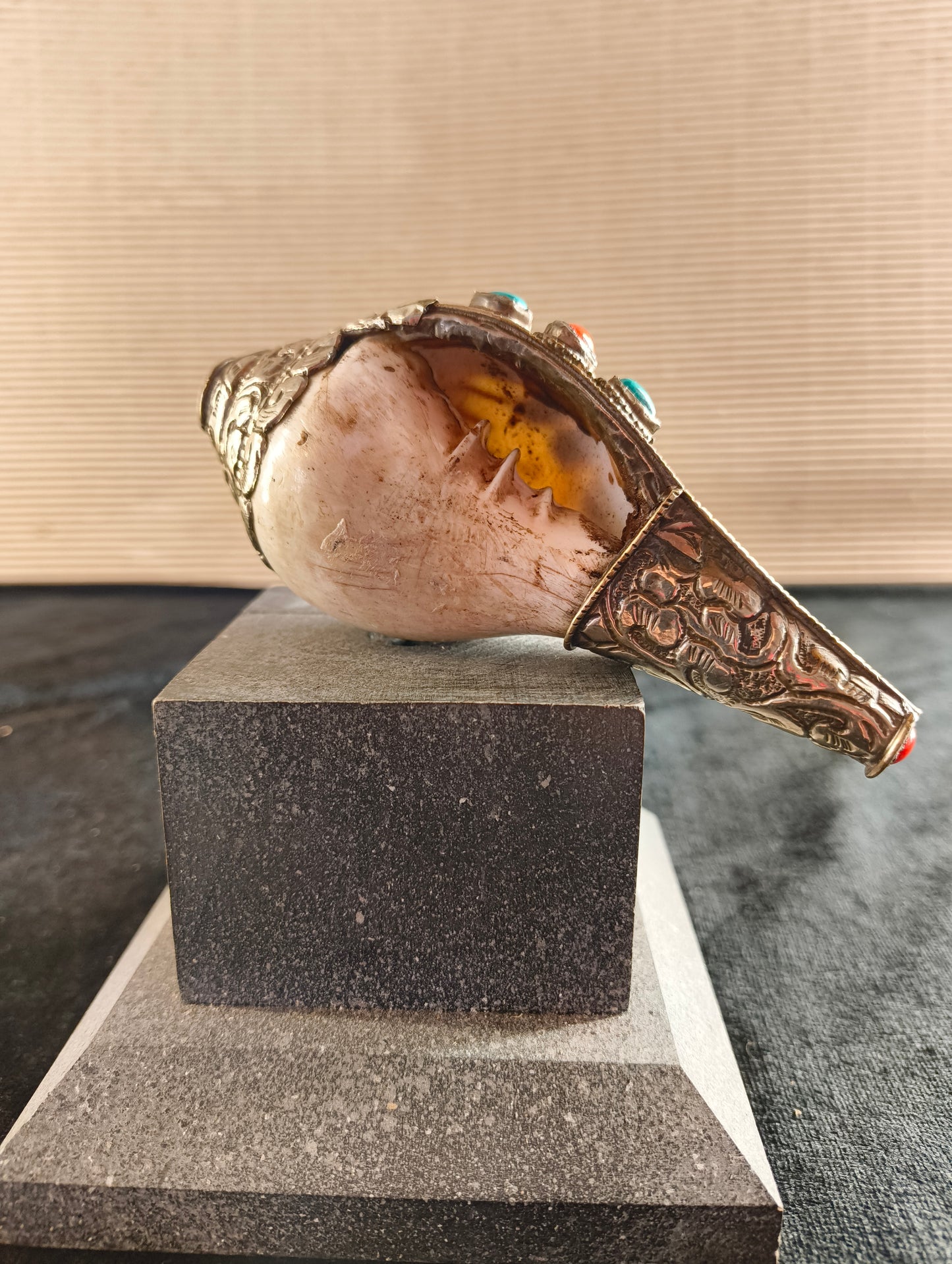 Coquille de trompette rituelle tibétaine avec métal et pierres