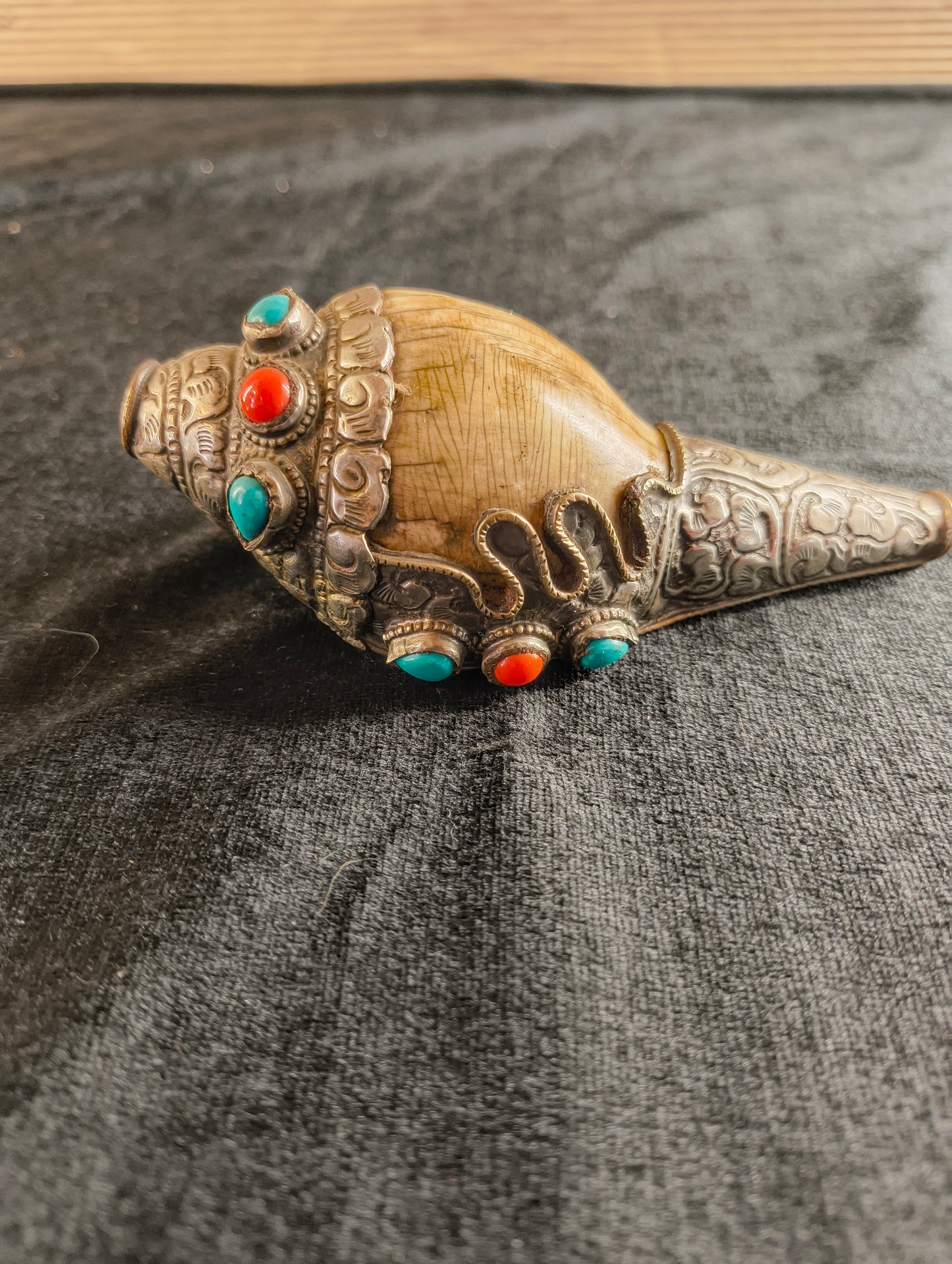 Coquille de trompette rituelle tibétaine avec métal et pierres