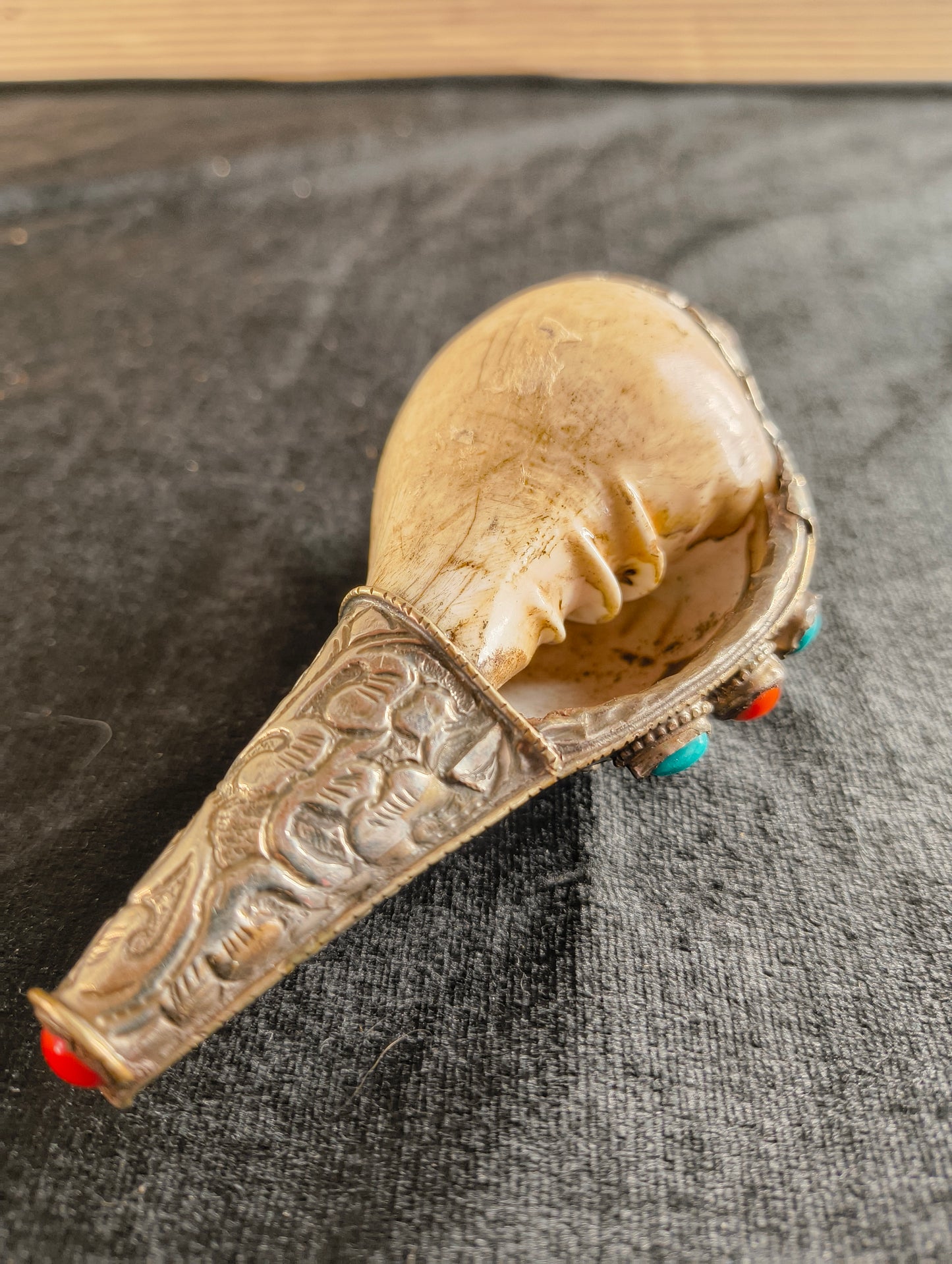 Coquille de trompette rituelle tibétaine avec métal et pierres