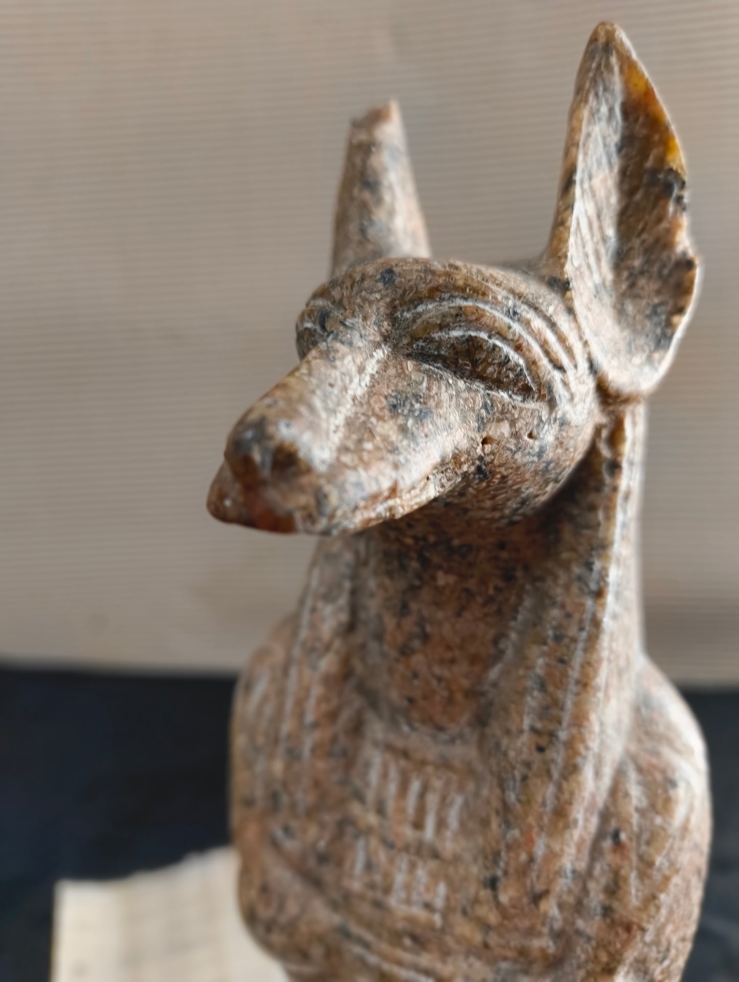 Anubi psicopompo - divinità egizia in granito rosso di Assuan - Egitto