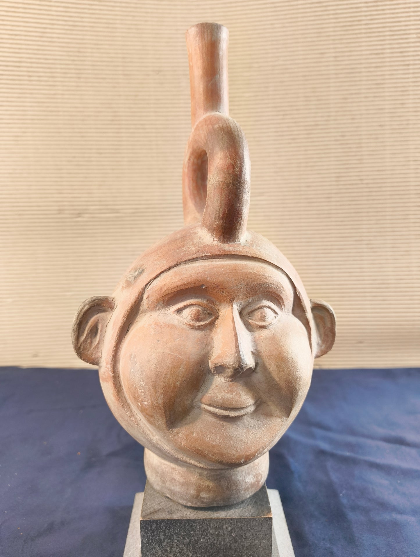Copie d'un vase en terre cuite de la culture Moche - Bouteille anthropomorphe - Pérou - XXe siècle