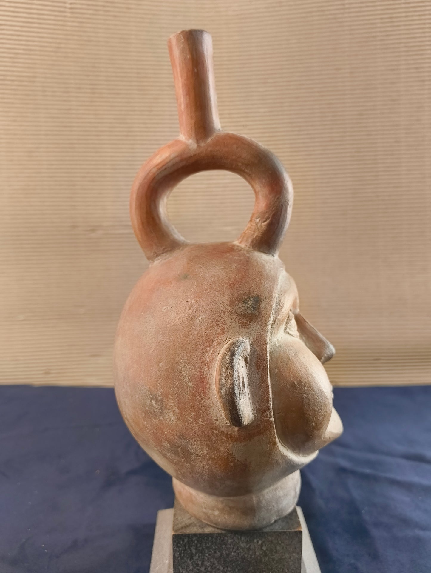 Copie d'un vase en terre cuite de la culture Moche - Bouteille anthropomorphe - Pérou - XXe siècle