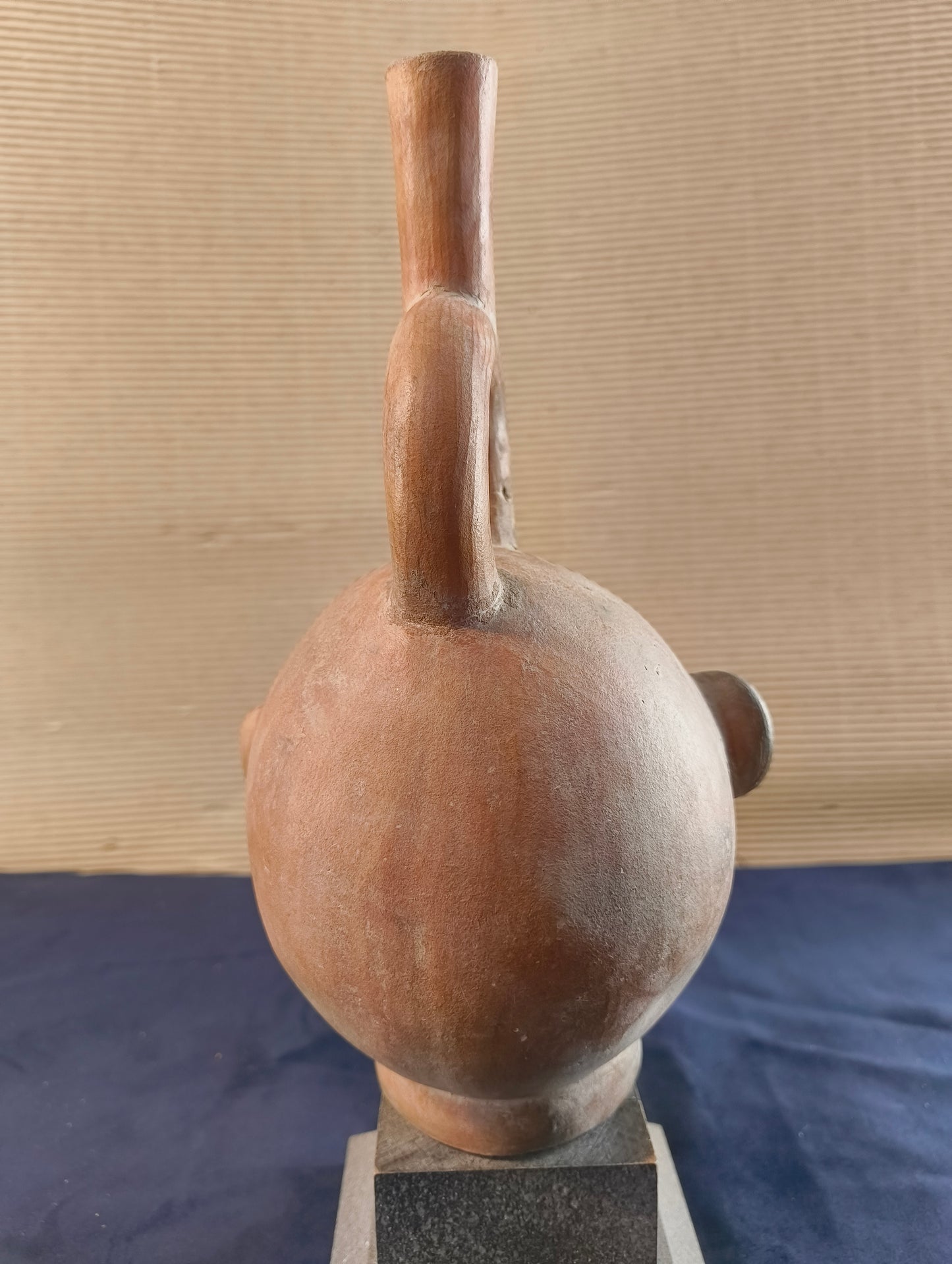 Copie d'un vase en terre cuite de la culture Moche - Bouteille anthropomorphe - Pérou - XXe siècle