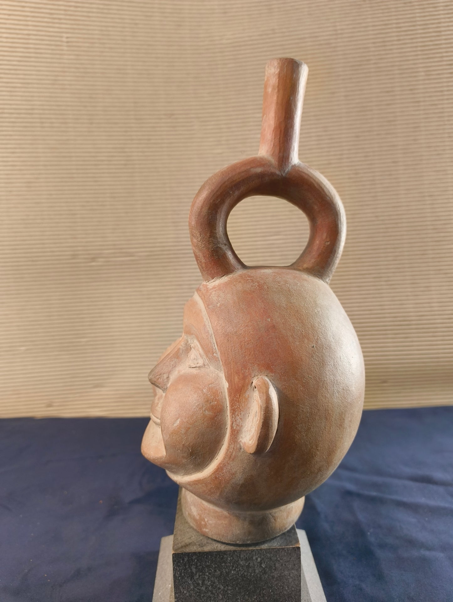 Copie d'un vase en terre cuite de la culture Moche - Bouteille anthropomorphe - Pérou - XXe siècle