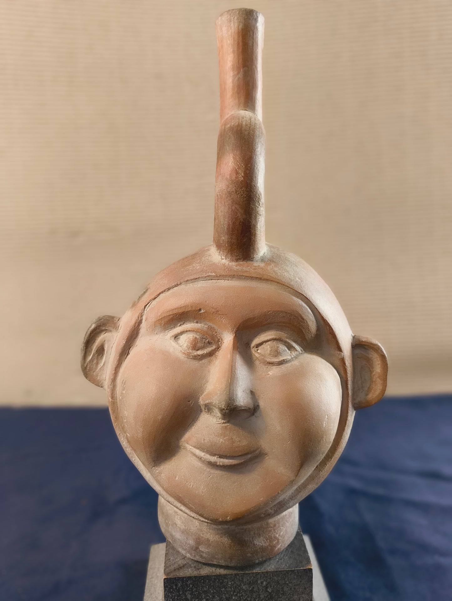 Copie d'un vase en terre cuite de la culture Moche - Bouteille anthropomorphe - Pérou - XXe siècle