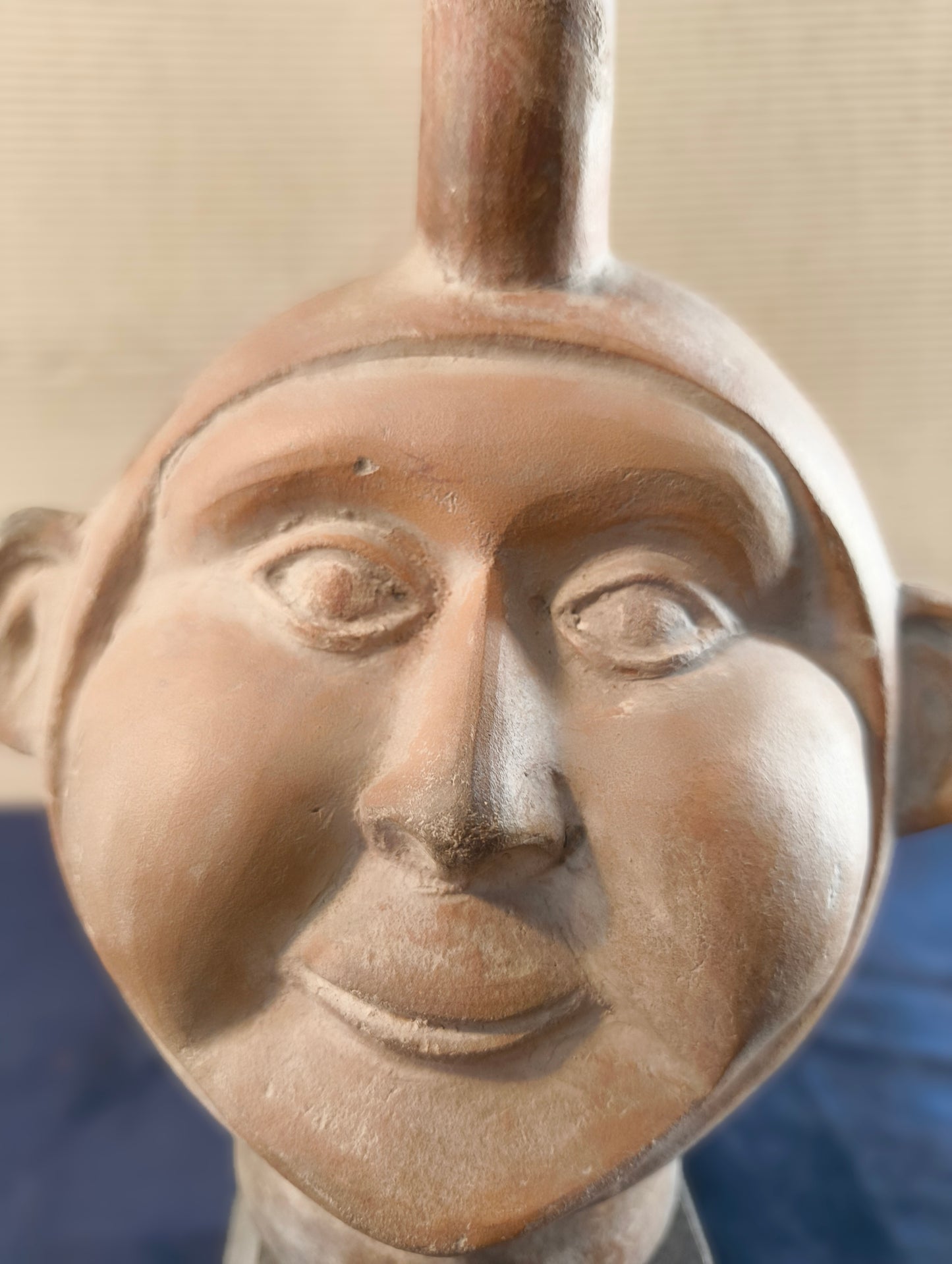 Copie d'un vase en terre cuite de la culture Moche - Bouteille anthropomorphe - Pérou - XXe siècle
