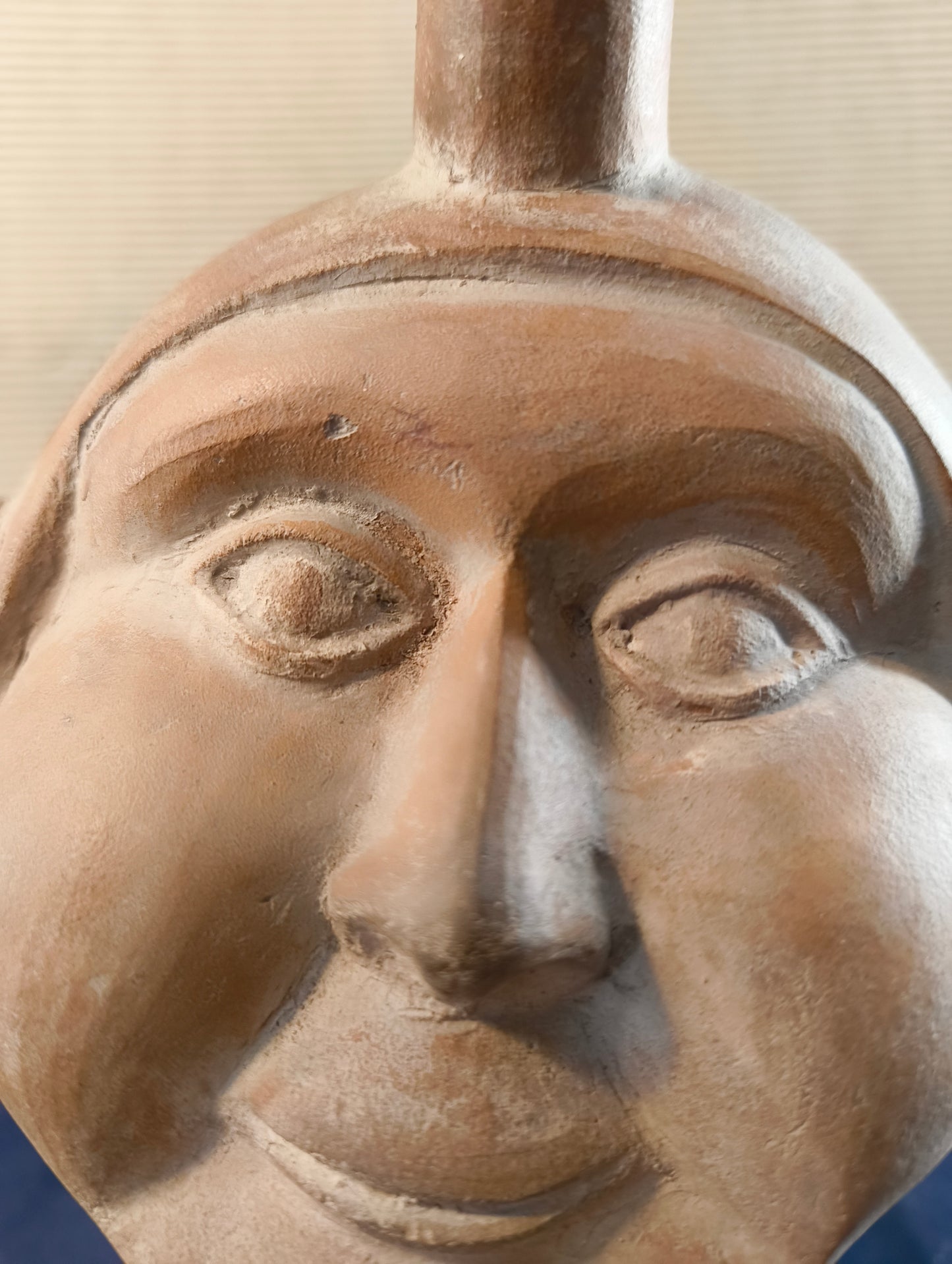 Copie d'un vase en terre cuite de la culture Moche - Bouteille anthropomorphe - Pérou - XXe siècle