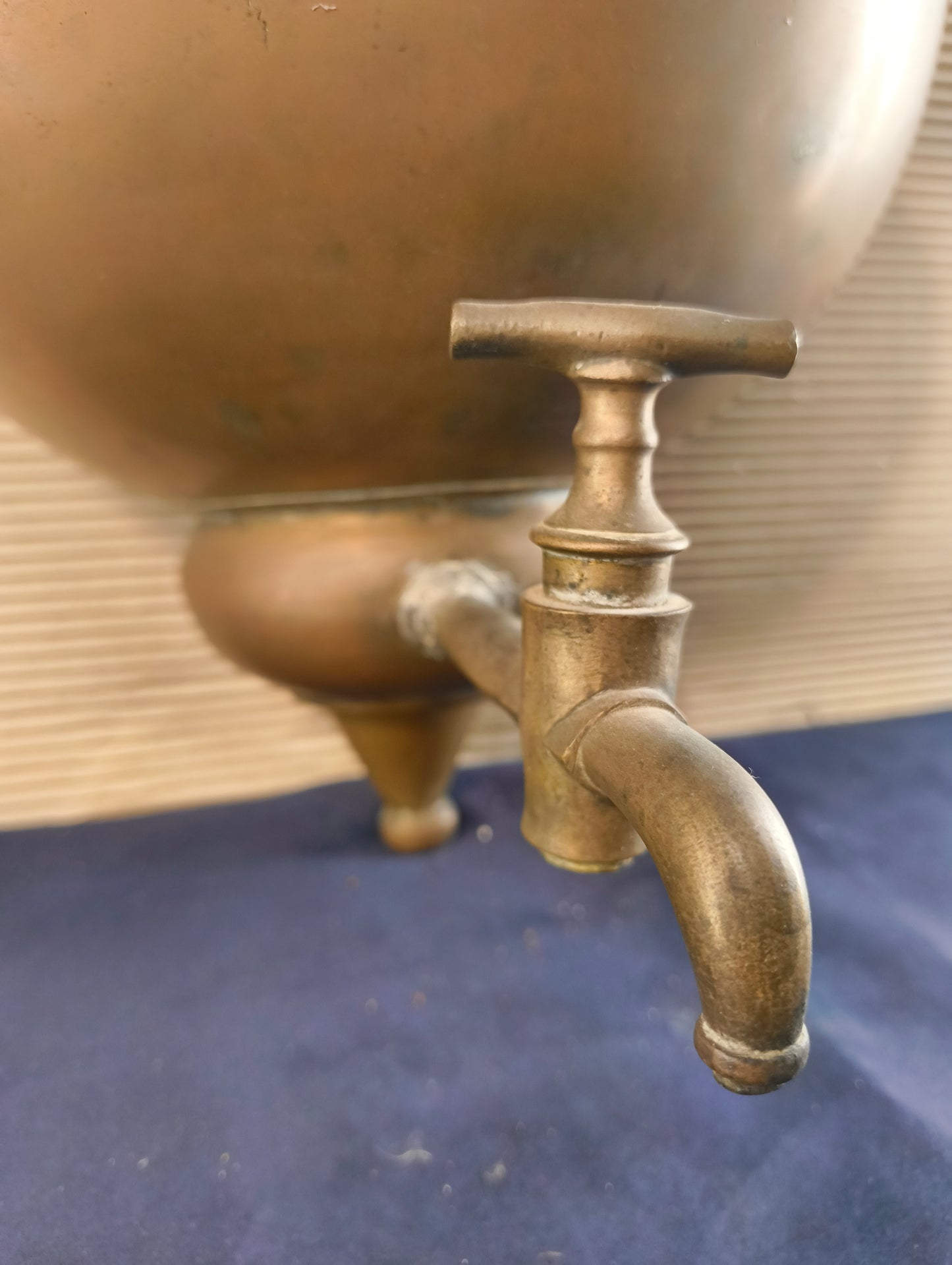 Bénitier antique en cuivre et laiton, avec couvercle et robinet - Italie - (bénitier) début XXe siècle