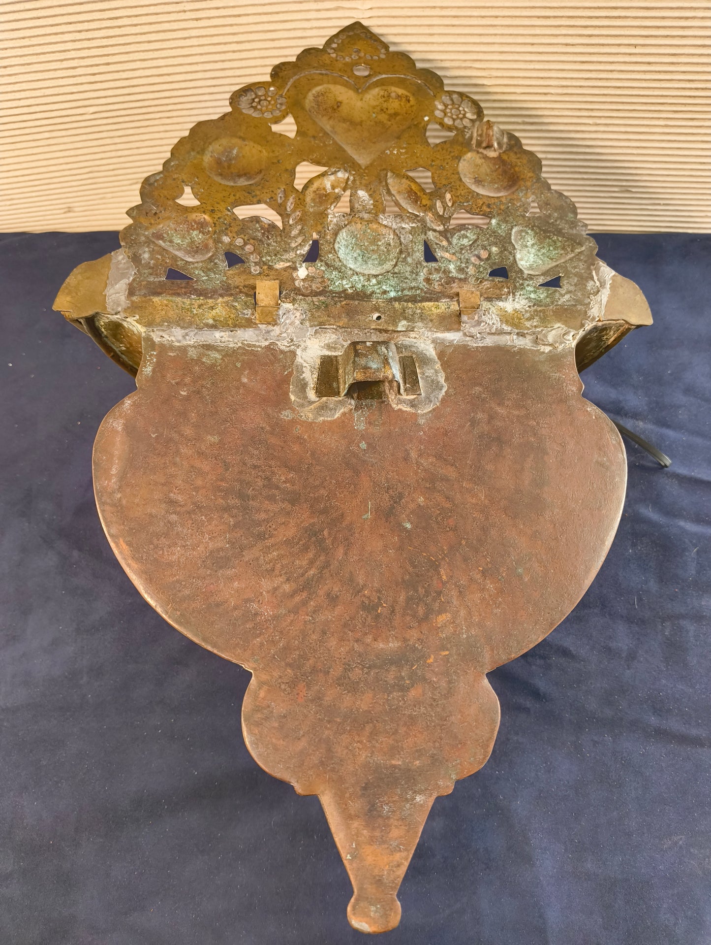 Bénitier antique en cuivre et laiton, avec couvercle et robinet - Italie - (bénitier) début XXe siècle