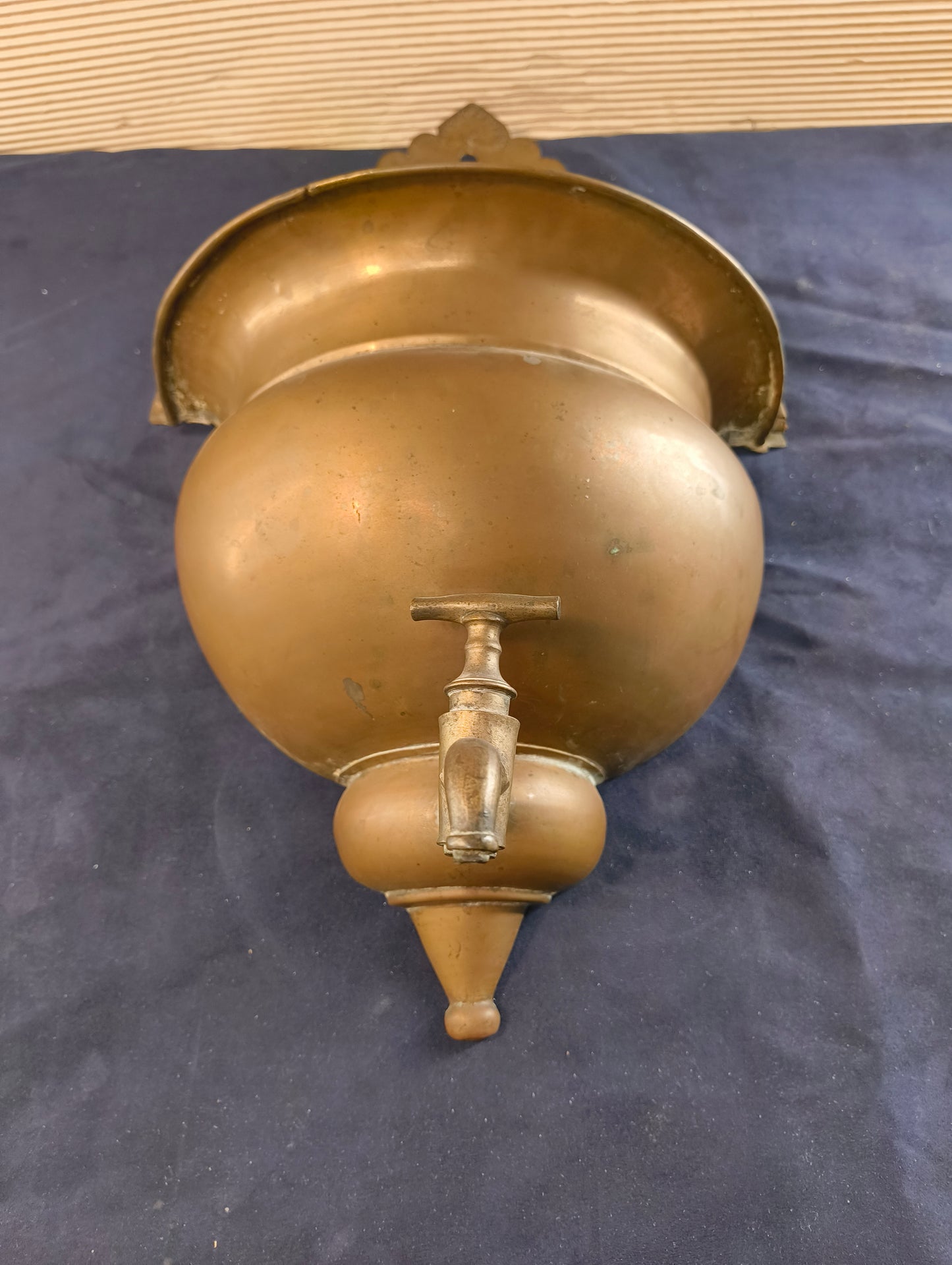 Bénitier antique en cuivre et laiton, avec couvercle et robinet - Italie - (bénitier) début XXe siècle