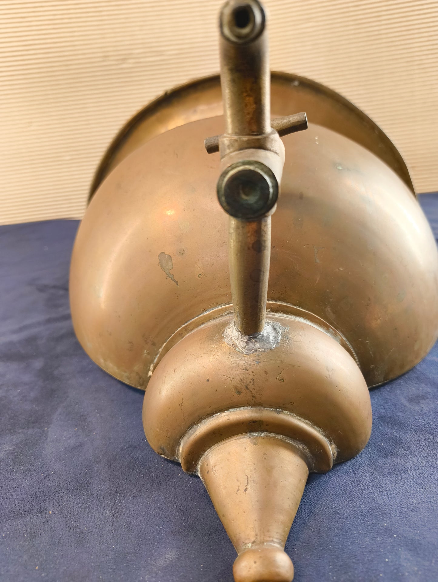 Bénitier antique en cuivre et laiton, avec couvercle et robinet - Italie - (bénitier) début XXe siècle