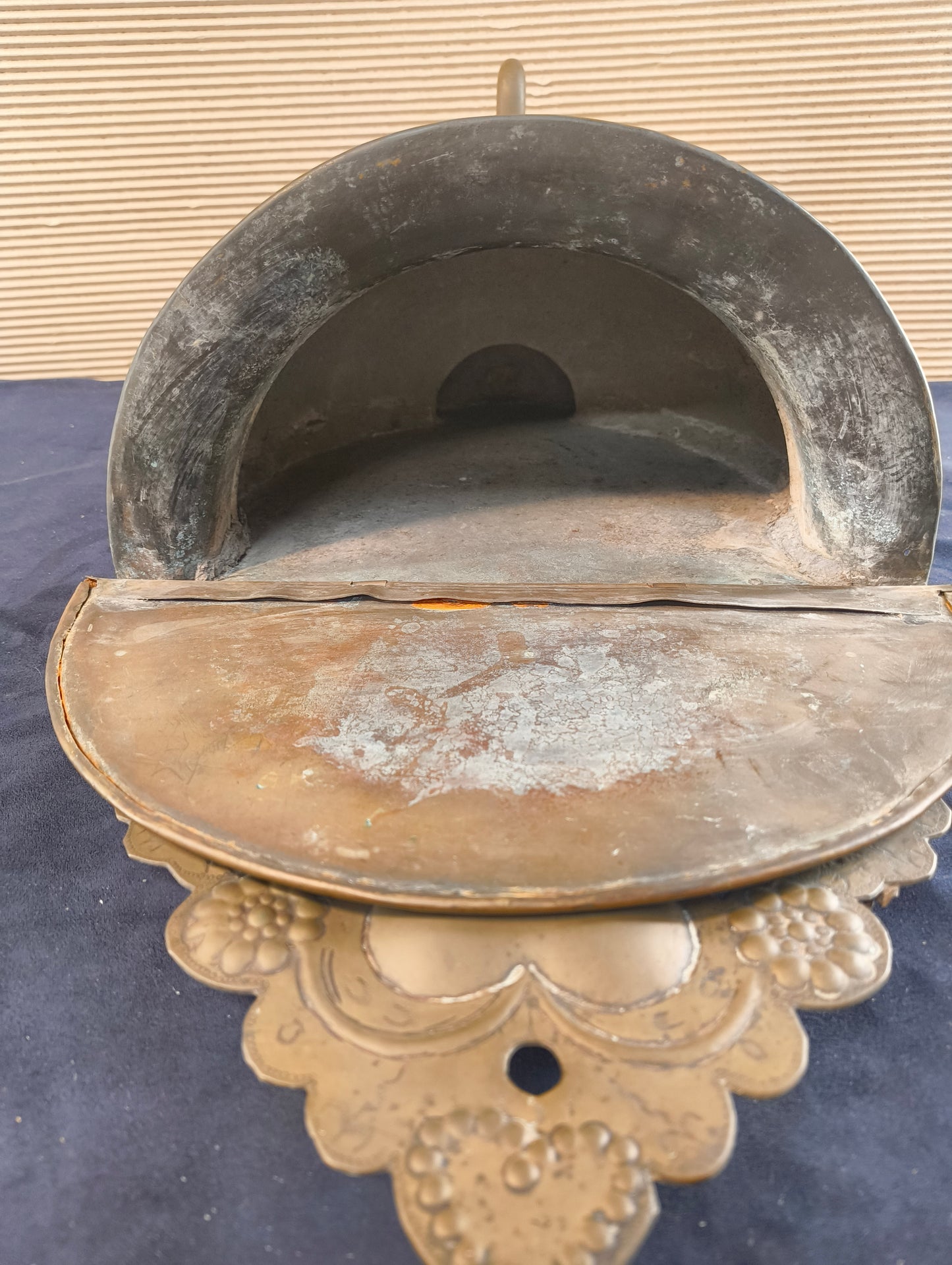 Bénitier antique en cuivre et laiton, avec couvercle et robinet - Italie - (bénitier) début XXe siècle
