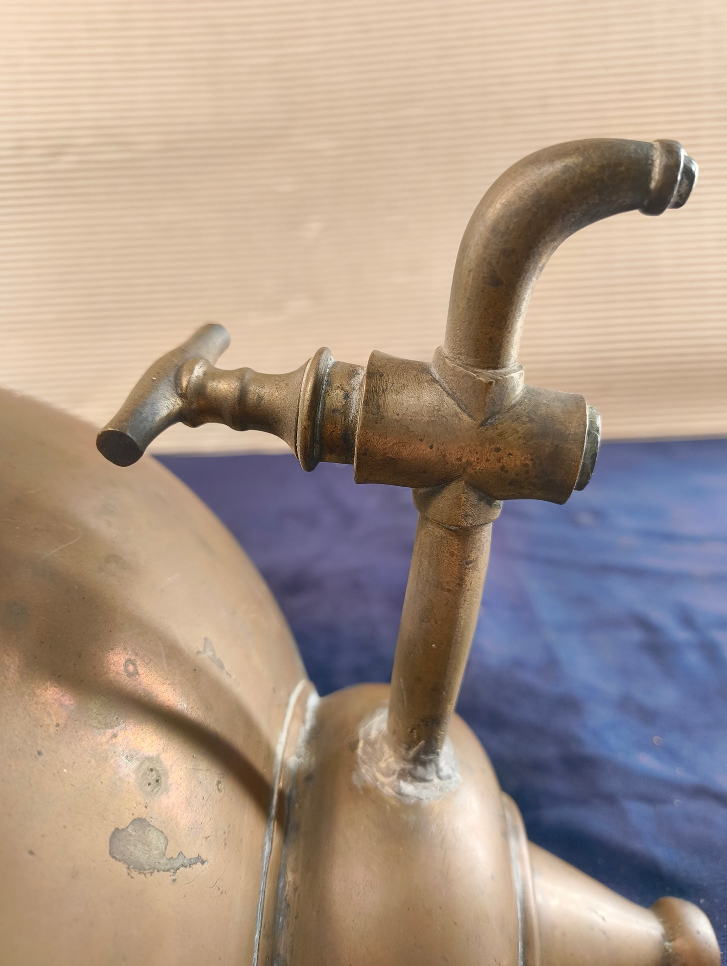 Bénitier antique en cuivre et laiton, avec couvercle et robinet - Italie - (bénitier) début XXe siècle