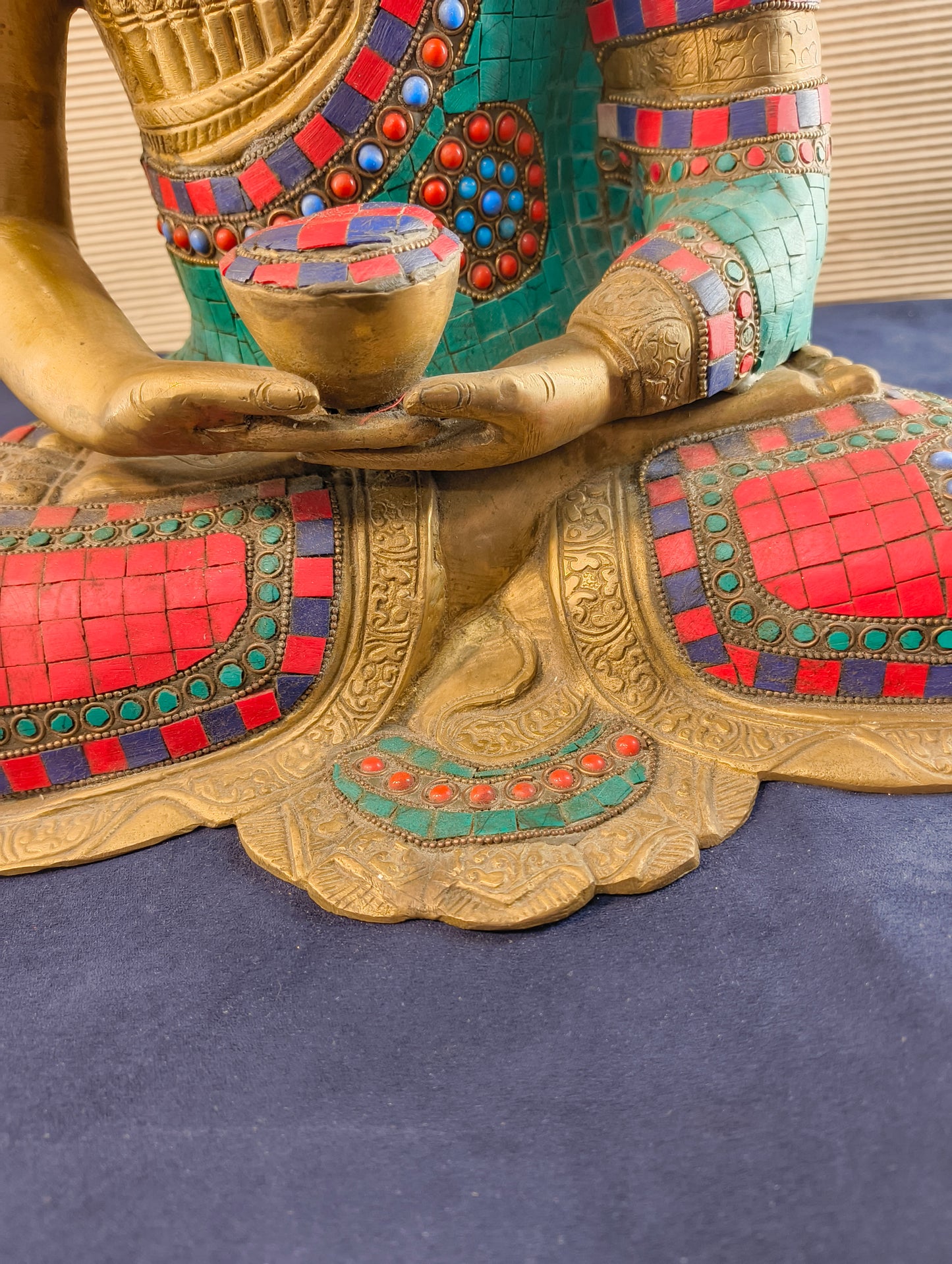 Buddha seduto in dhyanasana con ciotola per raccolta offerte - Ottone - Nepal - fine XX° sec.