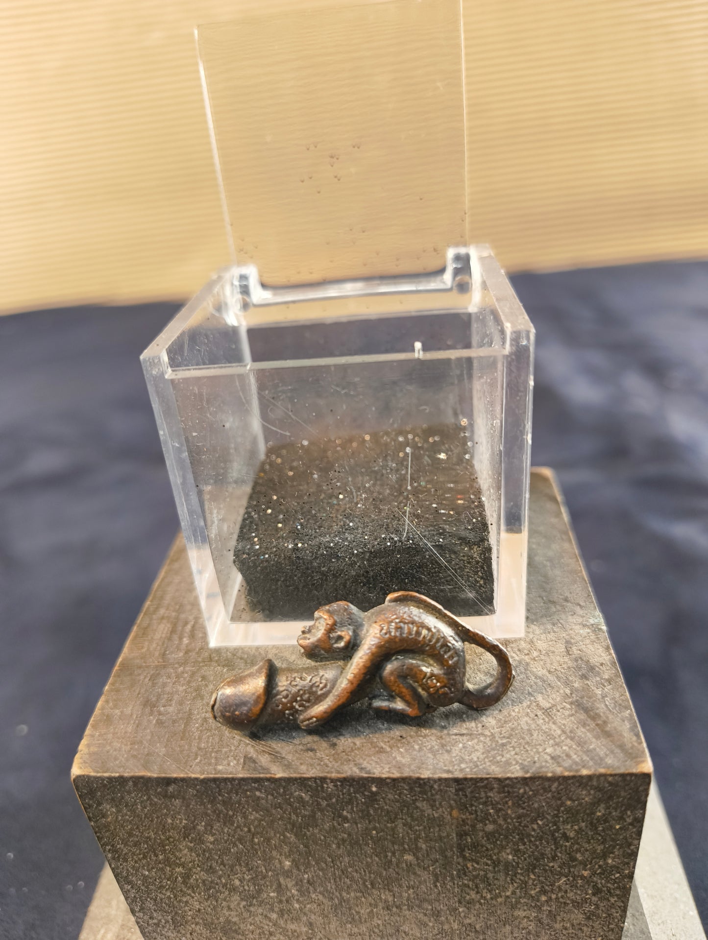 "Palad Khik" Amuleto asiatico a forma di scimmia con potente pene - inizio XXI° secolo - Bronzo