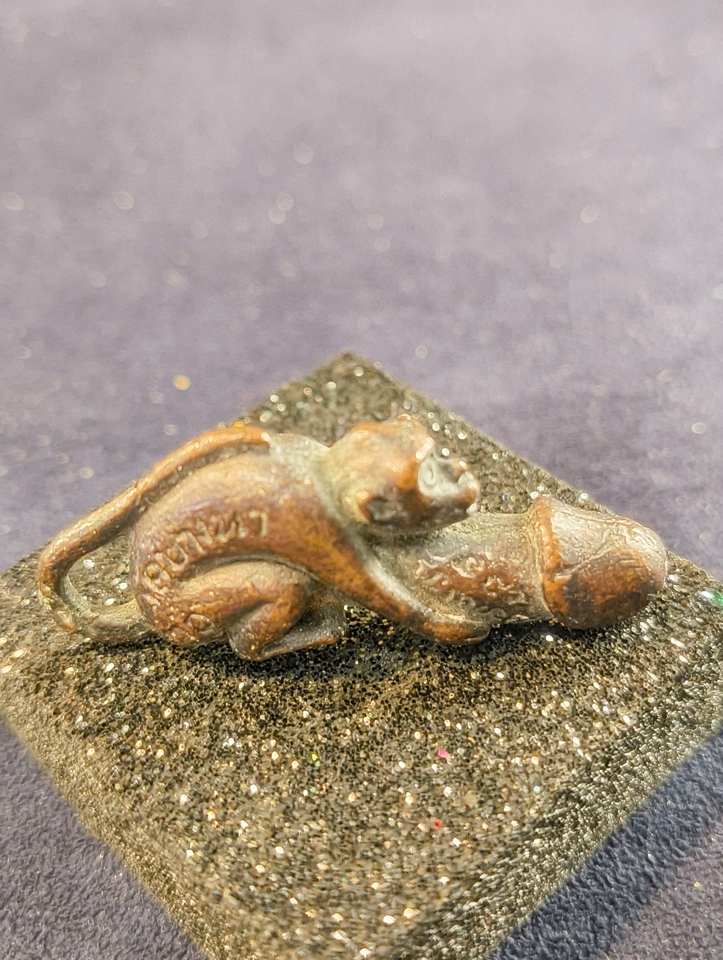 "Palad Khik" Amuleto asiatico a forma di scimmia con potente pene - inizio XXI° secolo - Bronzo