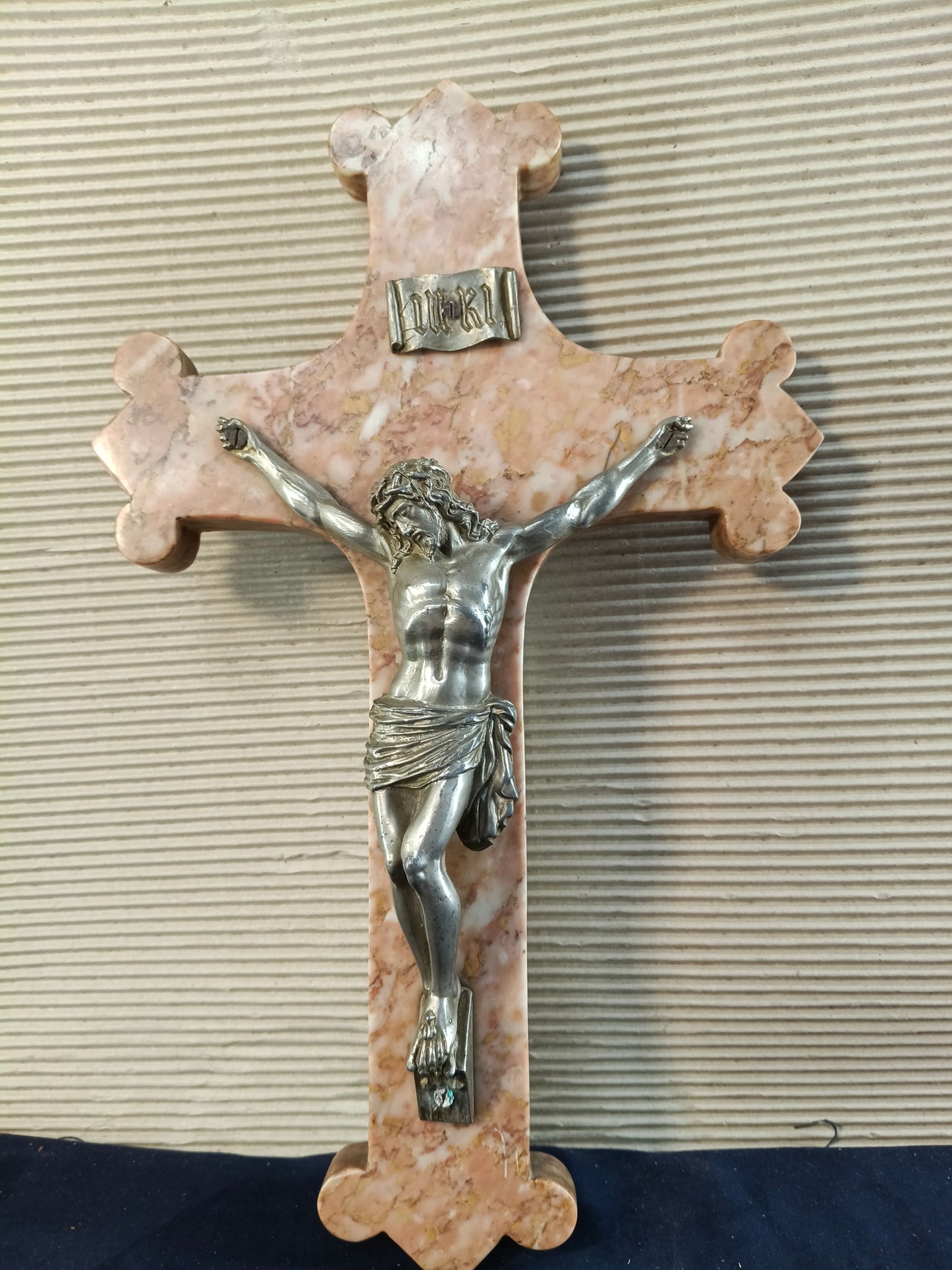 Croce in marmo rosso di Verona con Cristo in pressofusione fine 1800 - Italia -