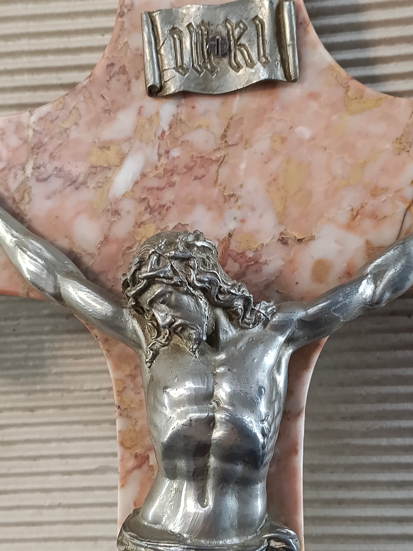 Croce in marmo rosso di Verona con Cristo in pressofusione fine 1800 - Italia -