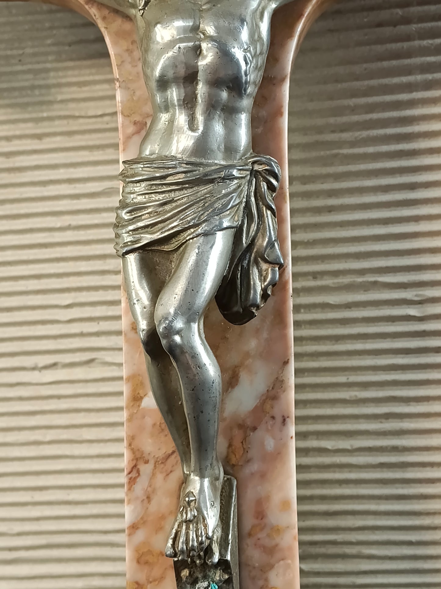 Croce in marmo rosso di Verona con Cristo in pressofusione fine 1800 - Italia -