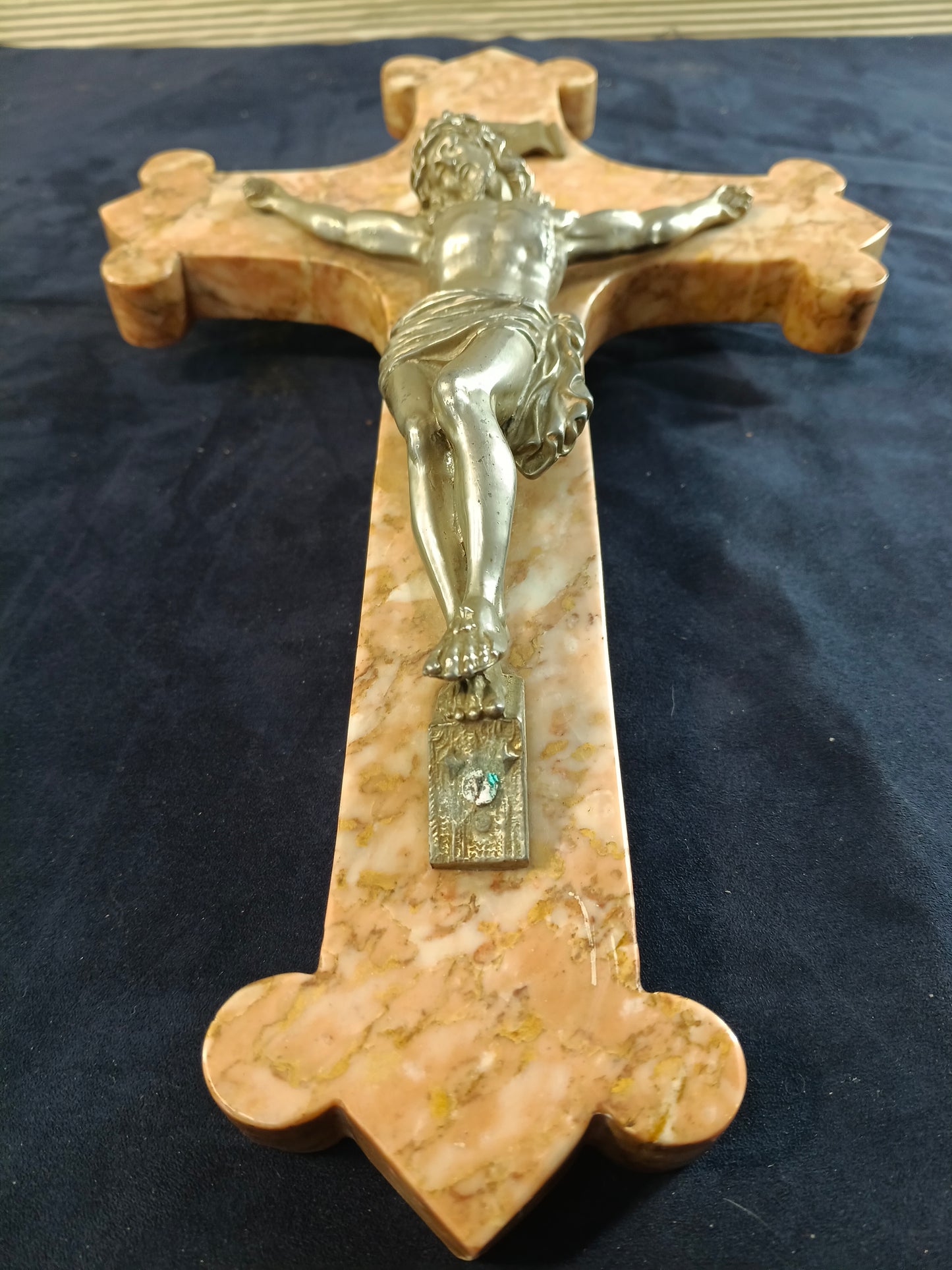Croce in marmo rosso di Verona con Cristo in pressofusione fine 1800 - Italia -