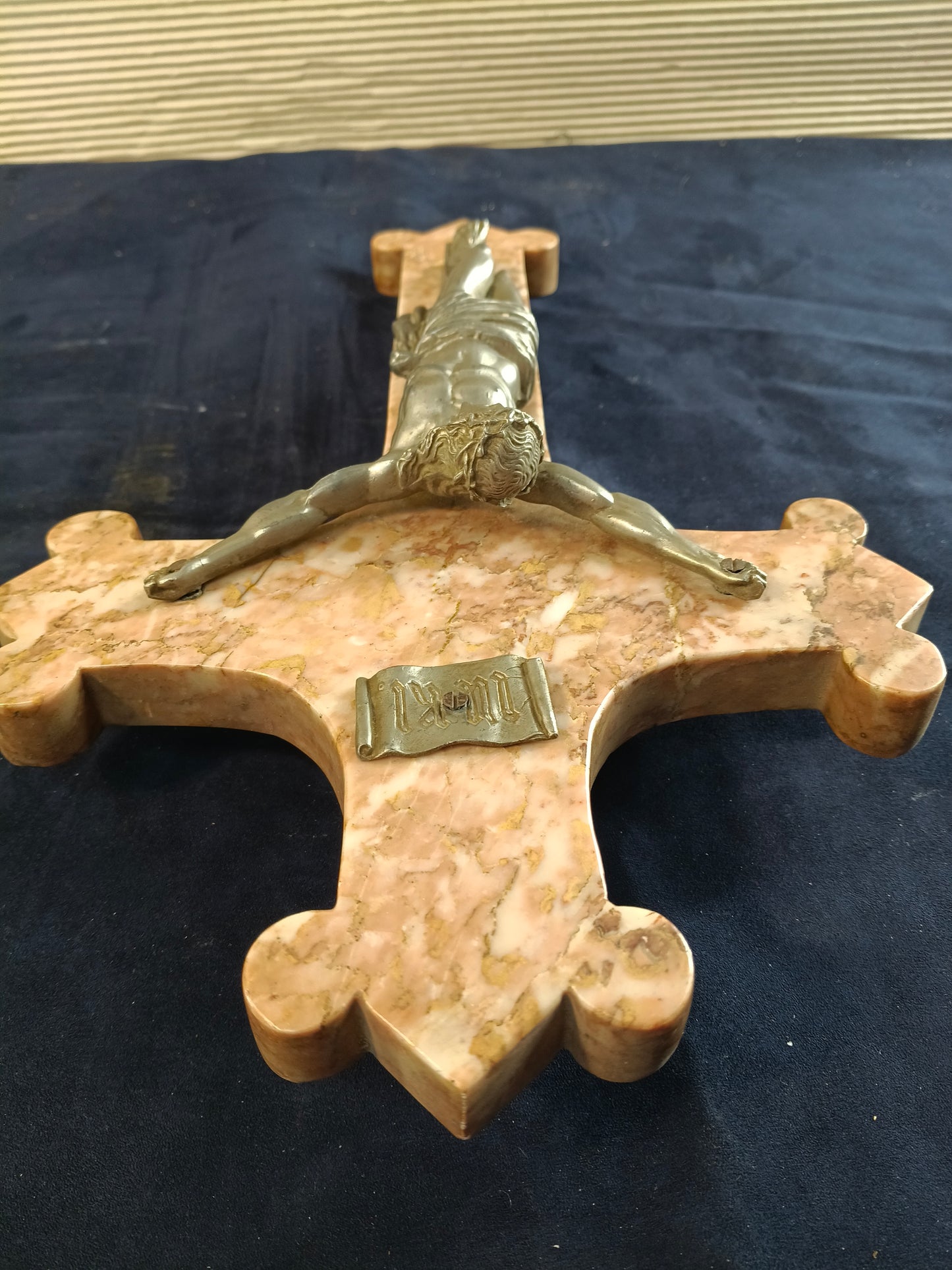 Croce in marmo rosso di Verona con Cristo in pressofusione fine 1800 - Italia -