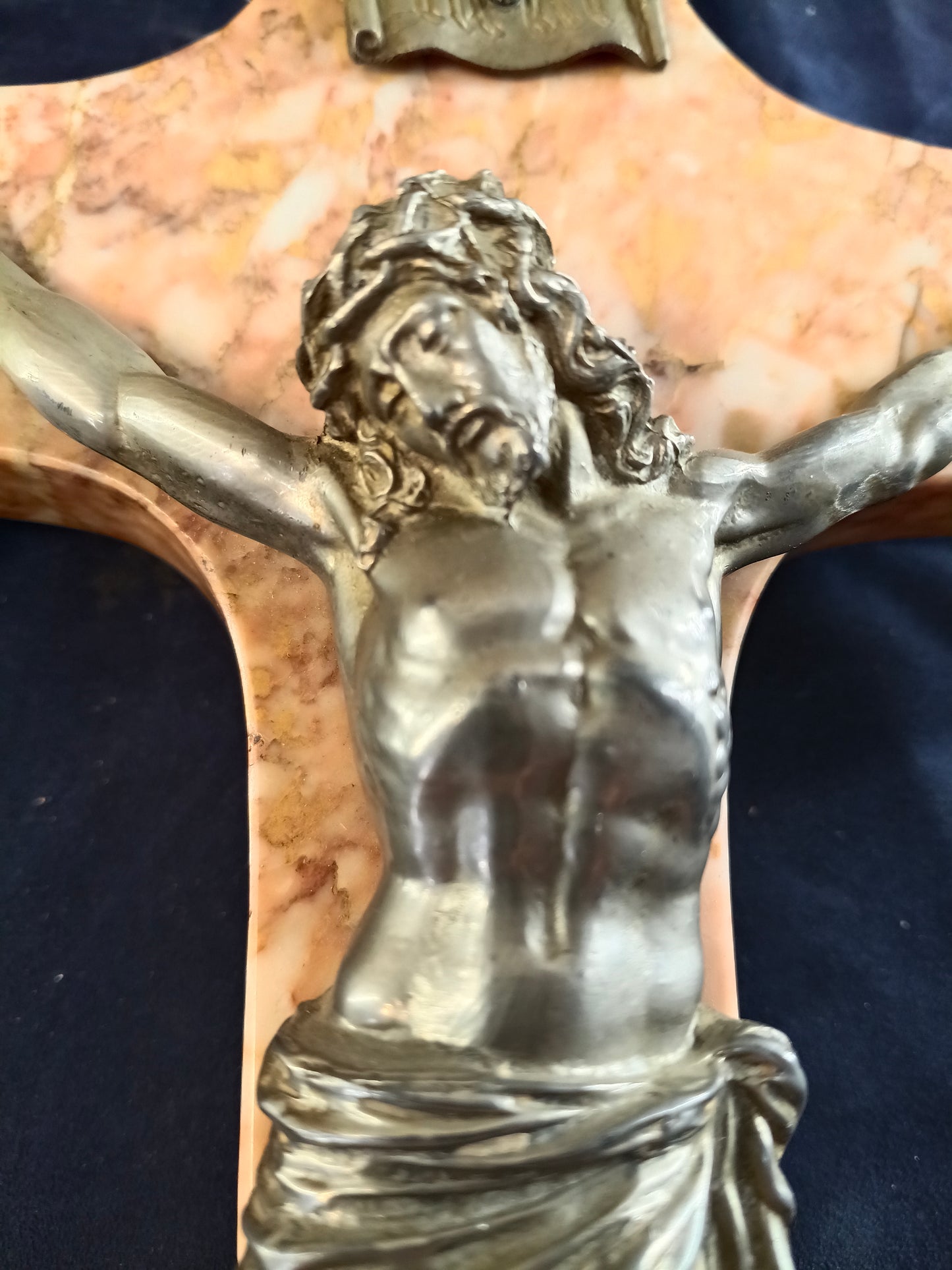 Croce in marmo rosso di Verona con Cristo in pressofusione fine 1800 - Italia -