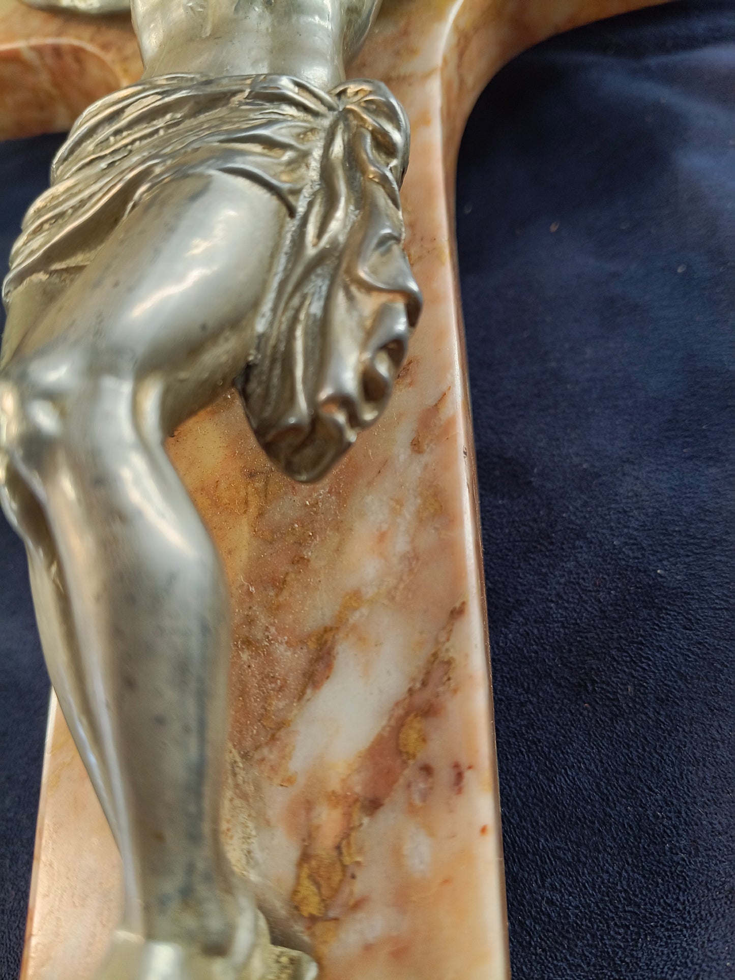Croce in marmo rosso di Verona con Cristo in pressofusione fine 1800 - Italia -