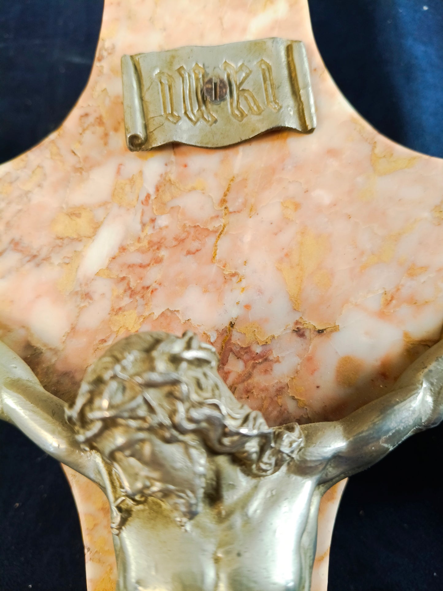 Croce in marmo rosso di Verona con Cristo in pressofusione fine 1800 - Italia -