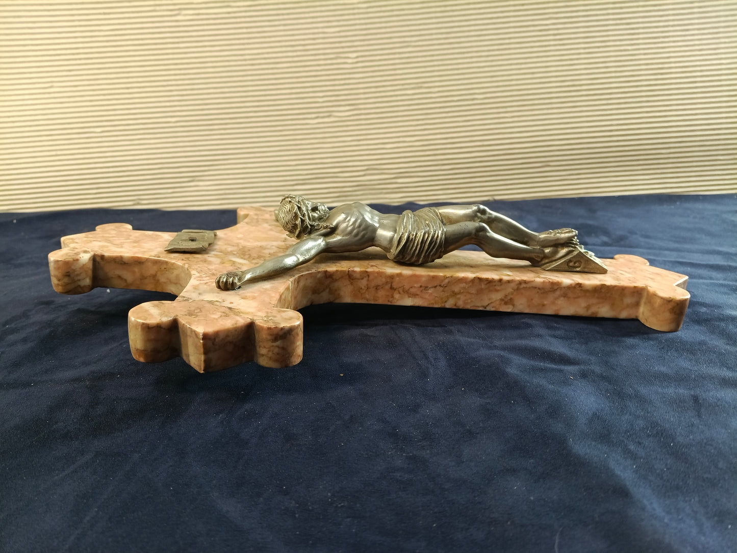 Croce in marmo rosso di Verona con Cristo in pressofusione fine 1800 - Italia -