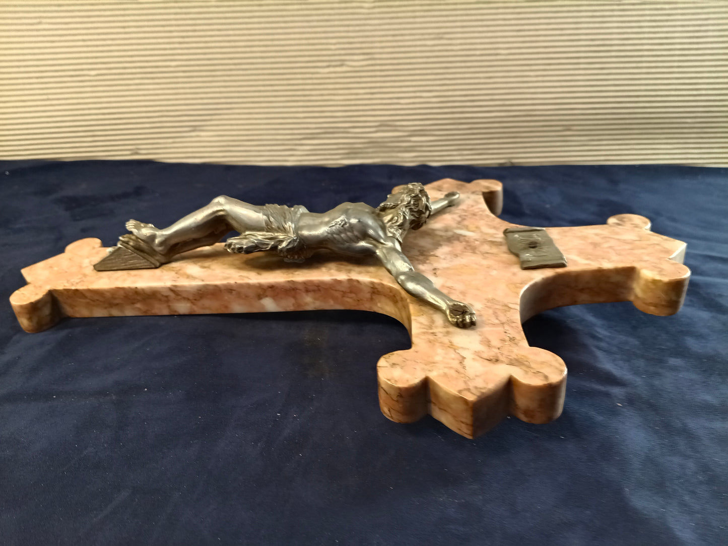 Croce in marmo rosso di Verona con Cristo in pressofusione fine 1800 - Italia -