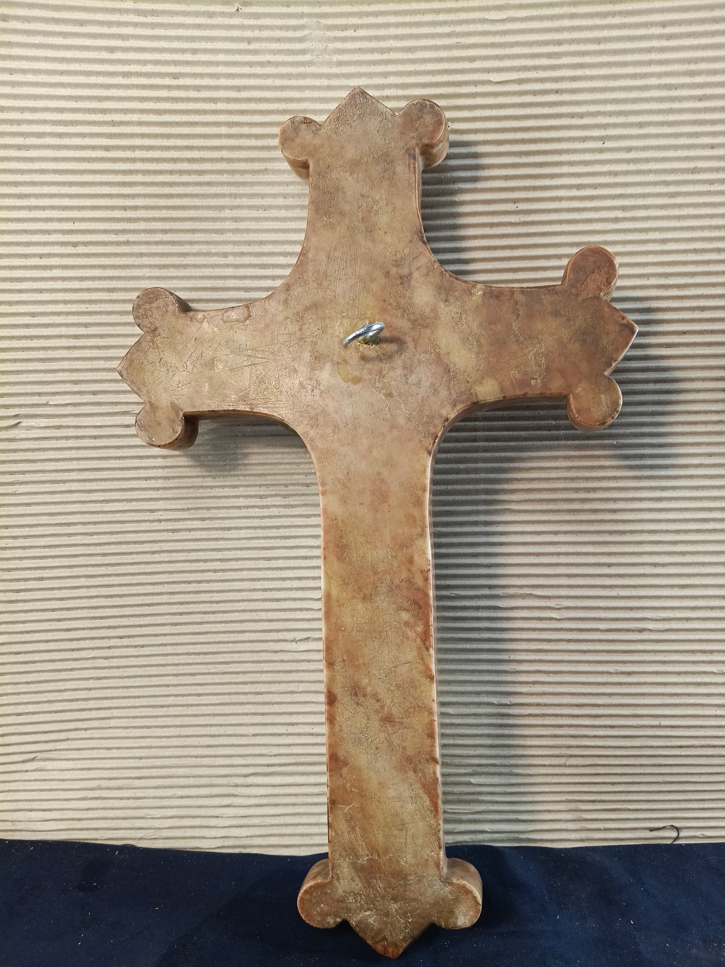Croce in marmo rosso di Verona con Cristo in pressofusione fine 1800 - Italia -