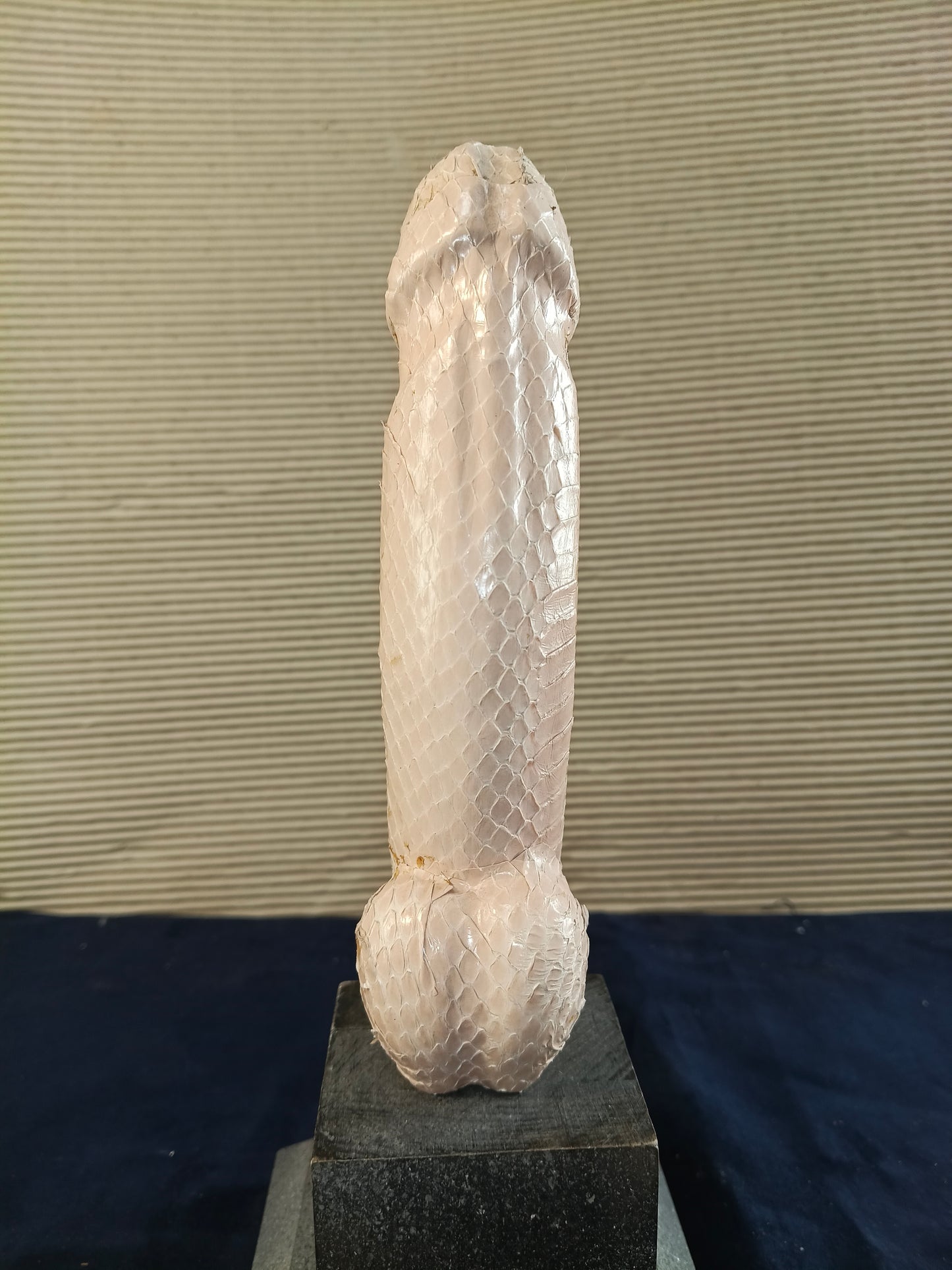 Lingam in legno e pelle di serpente rosa - Kerala - India - fine XX secolo