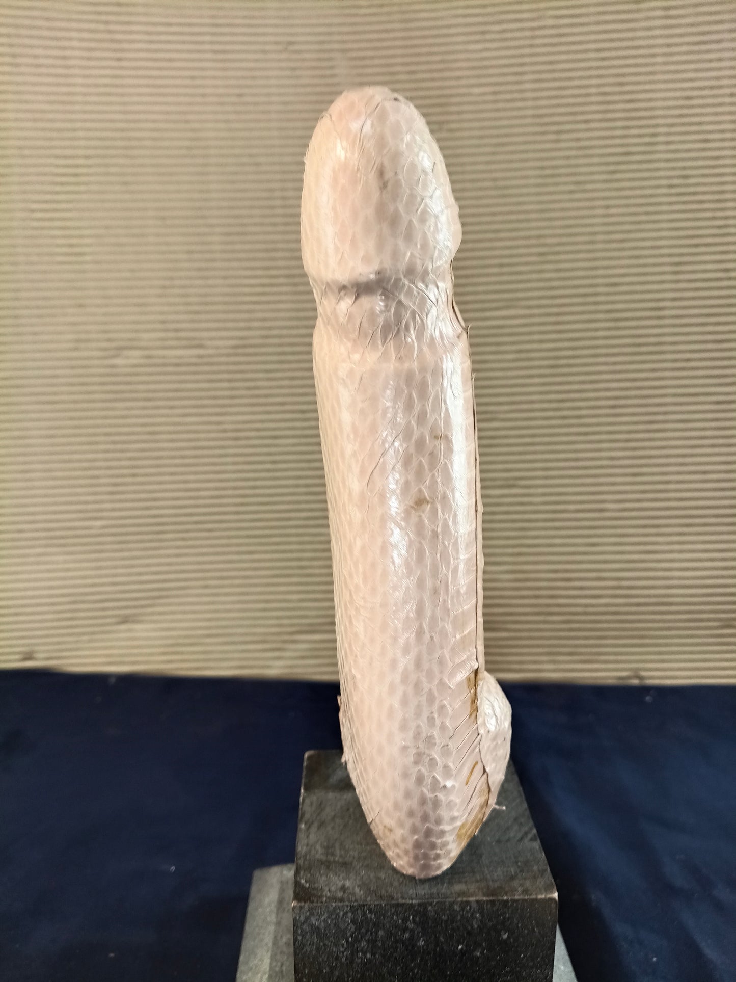 Lingam in legno e pelle di serpente rosa - Kerala - India - fine XX secolo
