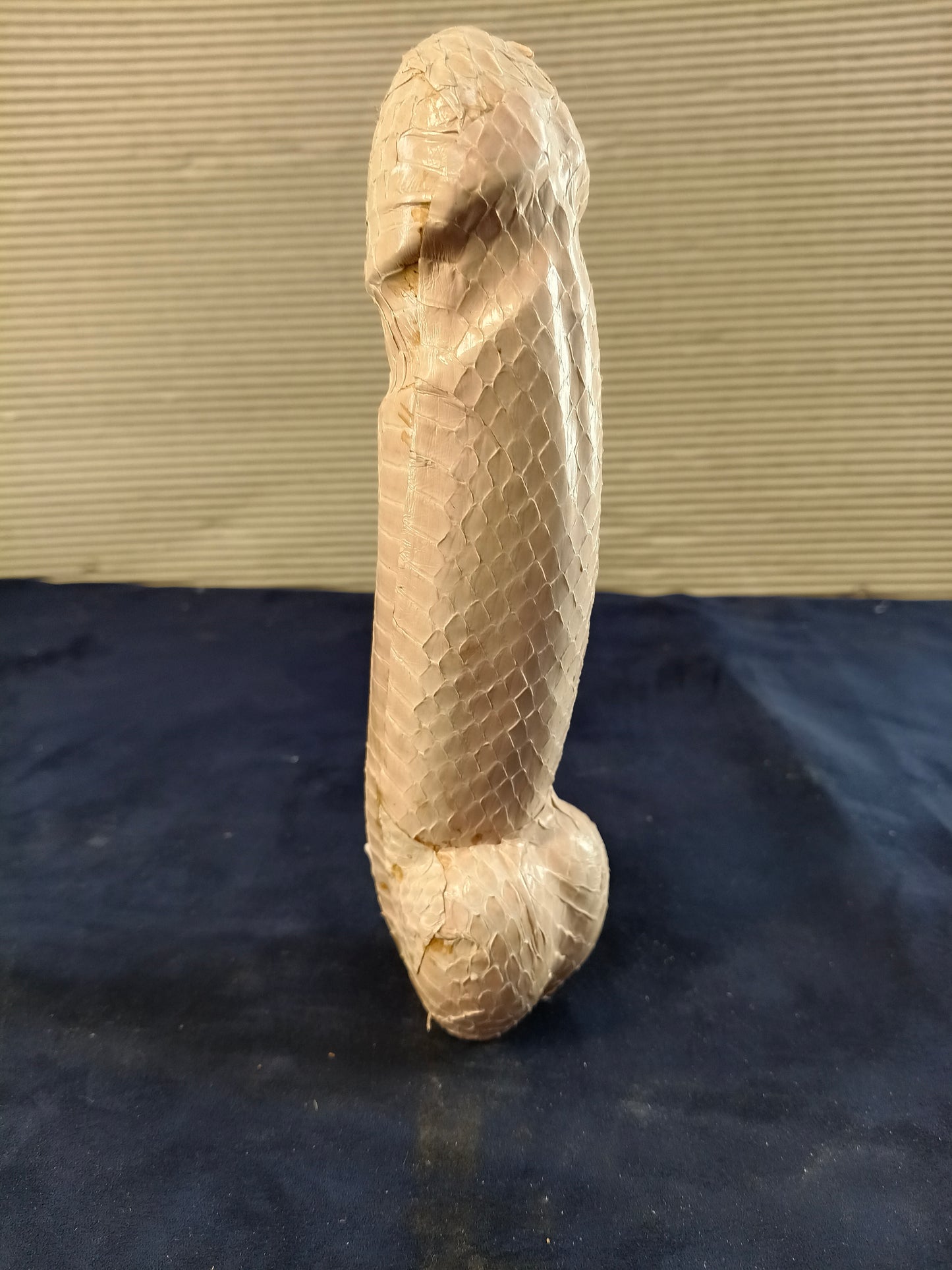 Lingam in legno e pelle di serpente rosa - Kerala - India - fine XX secolo
