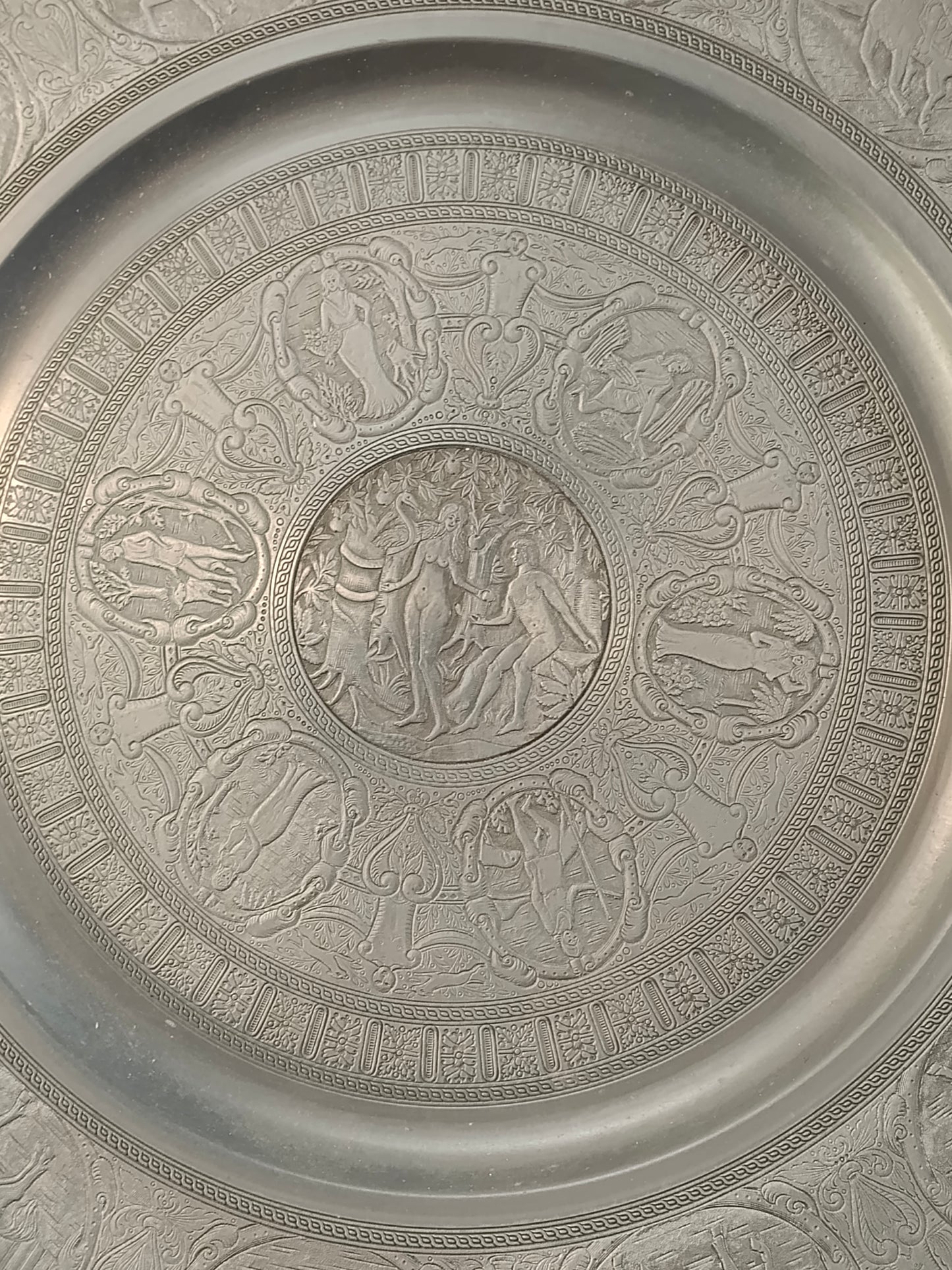 Grande piatto in peltro dell’azienda tedesca Berendsohn - Maestro Briot - Copia al Louvre