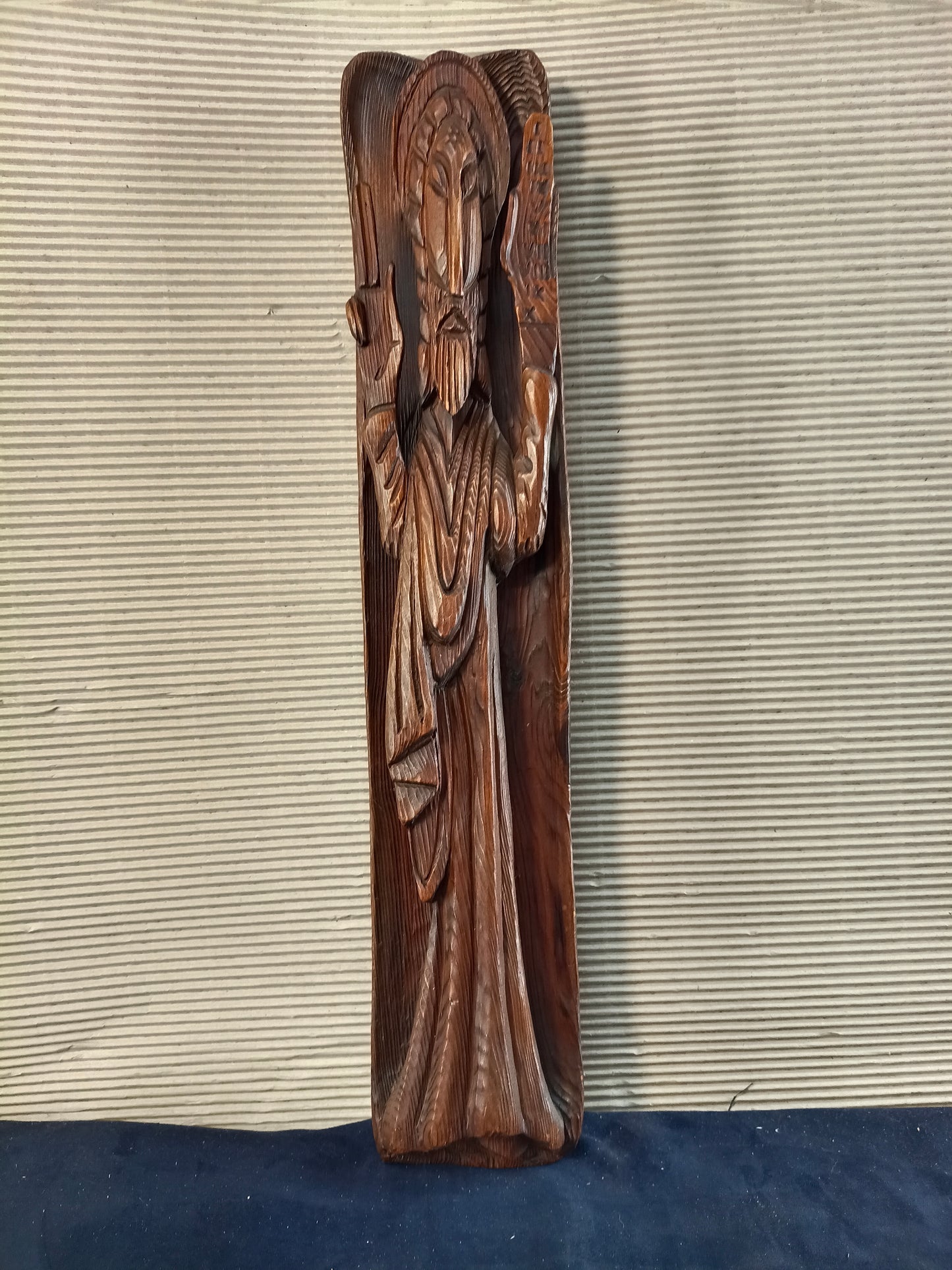Scultura in legno in altorilievo raffigurante Mosè con le Tavole della Legge - Europa - 51 cm