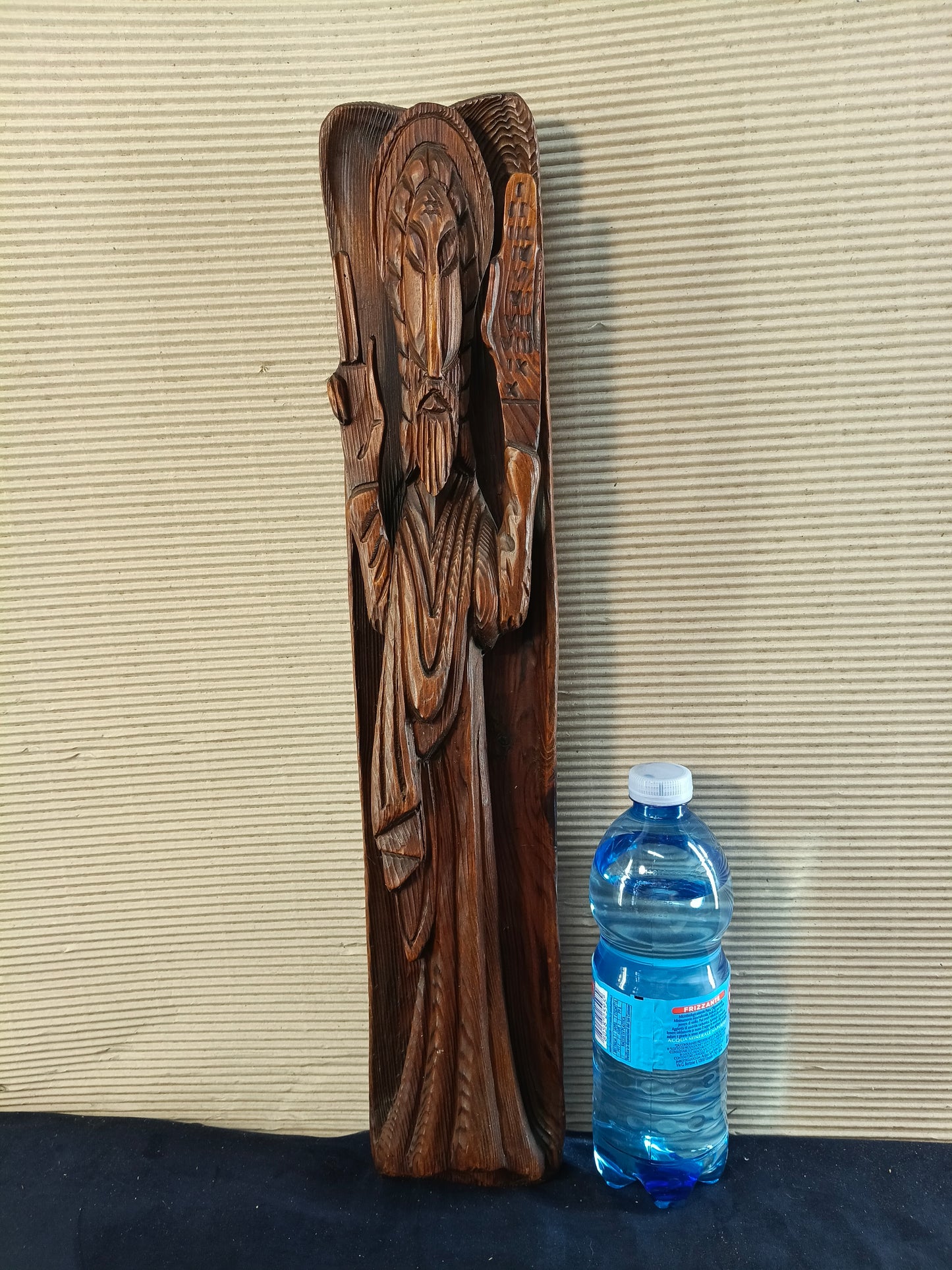 Scultura in legno in altorilievo raffigurante Mosè con le Tavole della Legge - Europa - 51 cm