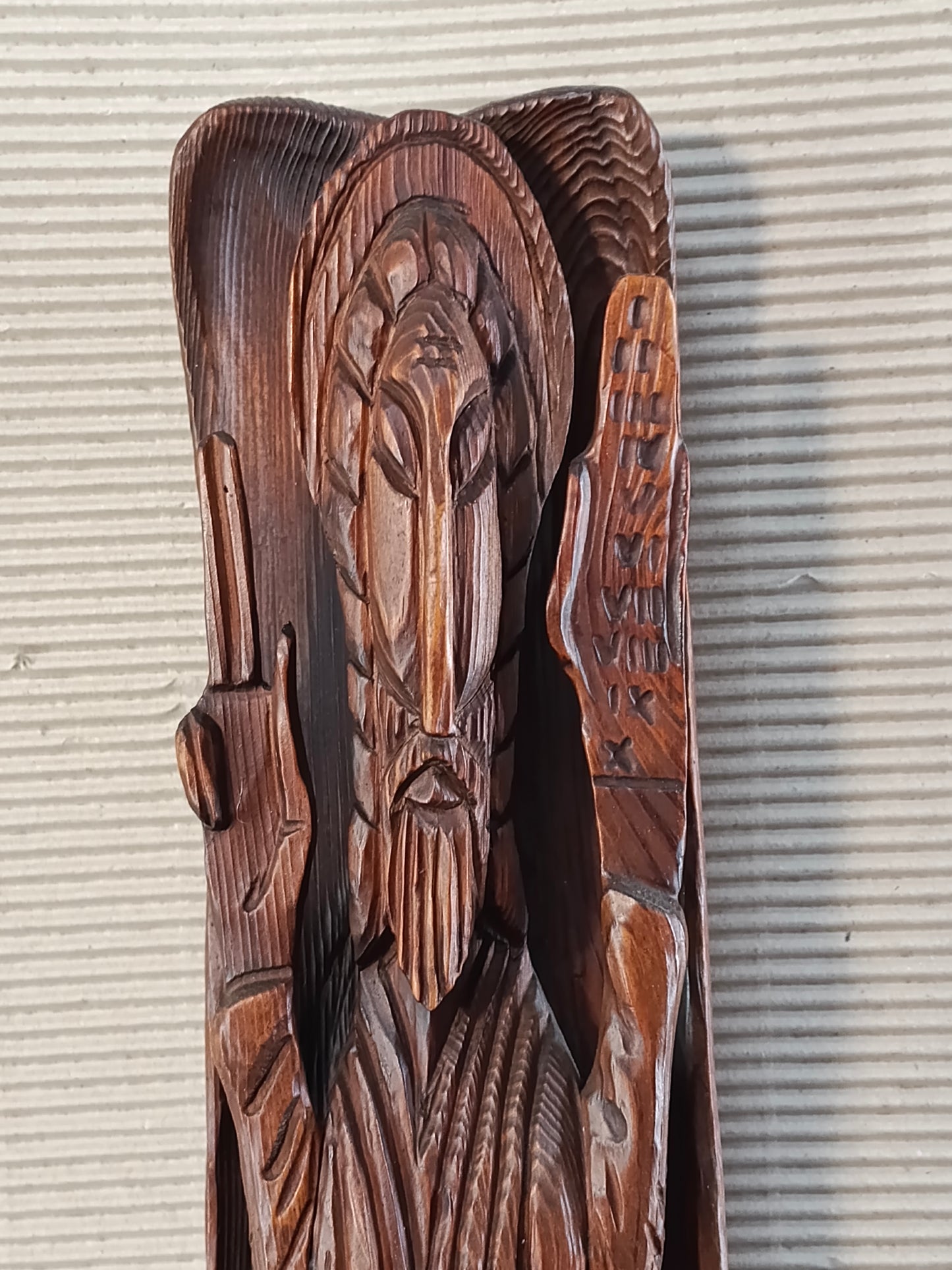 Scultura in legno in altorilievo raffigurante Mosè con le Tavole della Legge - Europa - 51 cm