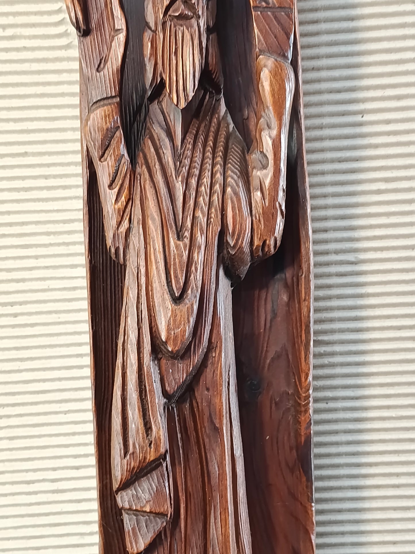 Scultura in legno in altorilievo raffigurante Mosè con le Tavole della Legge - Europa - 51 cm