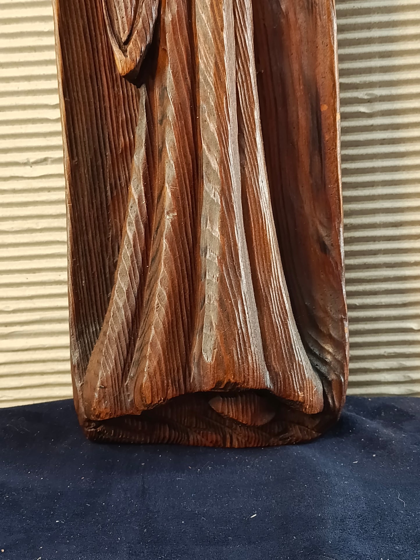 Scultura in legno in altorilievo raffigurante Mosè con le Tavole della Legge - Europa - 51 cm