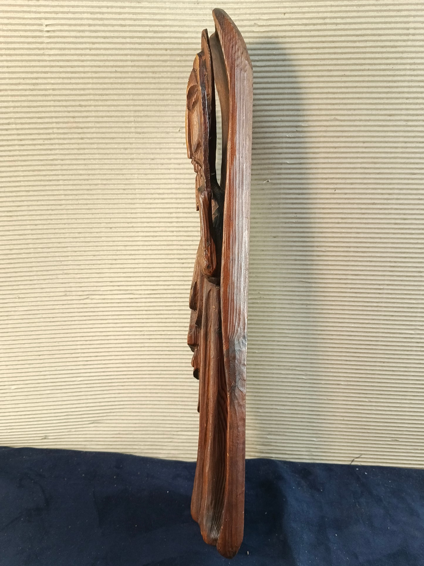 Scultura in legno in altorilievo raffigurante Mosè con le Tavole della Legge - Europa - 51 cm