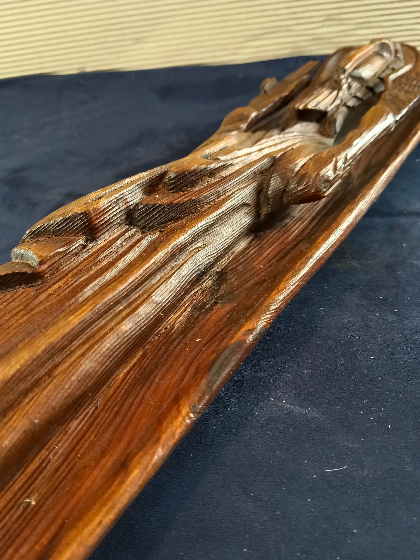 Scultura in legno in altorilievo raffigurante Mosè con le Tavole della Legge - Europa - 51 cm