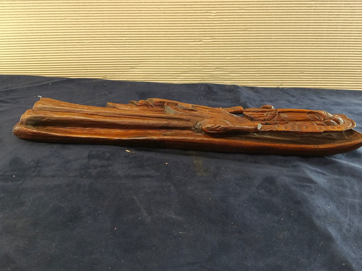 Scultura in legno in altorilievo raffigurante Mosè con le Tavole della Legge - Europa - 51 cm