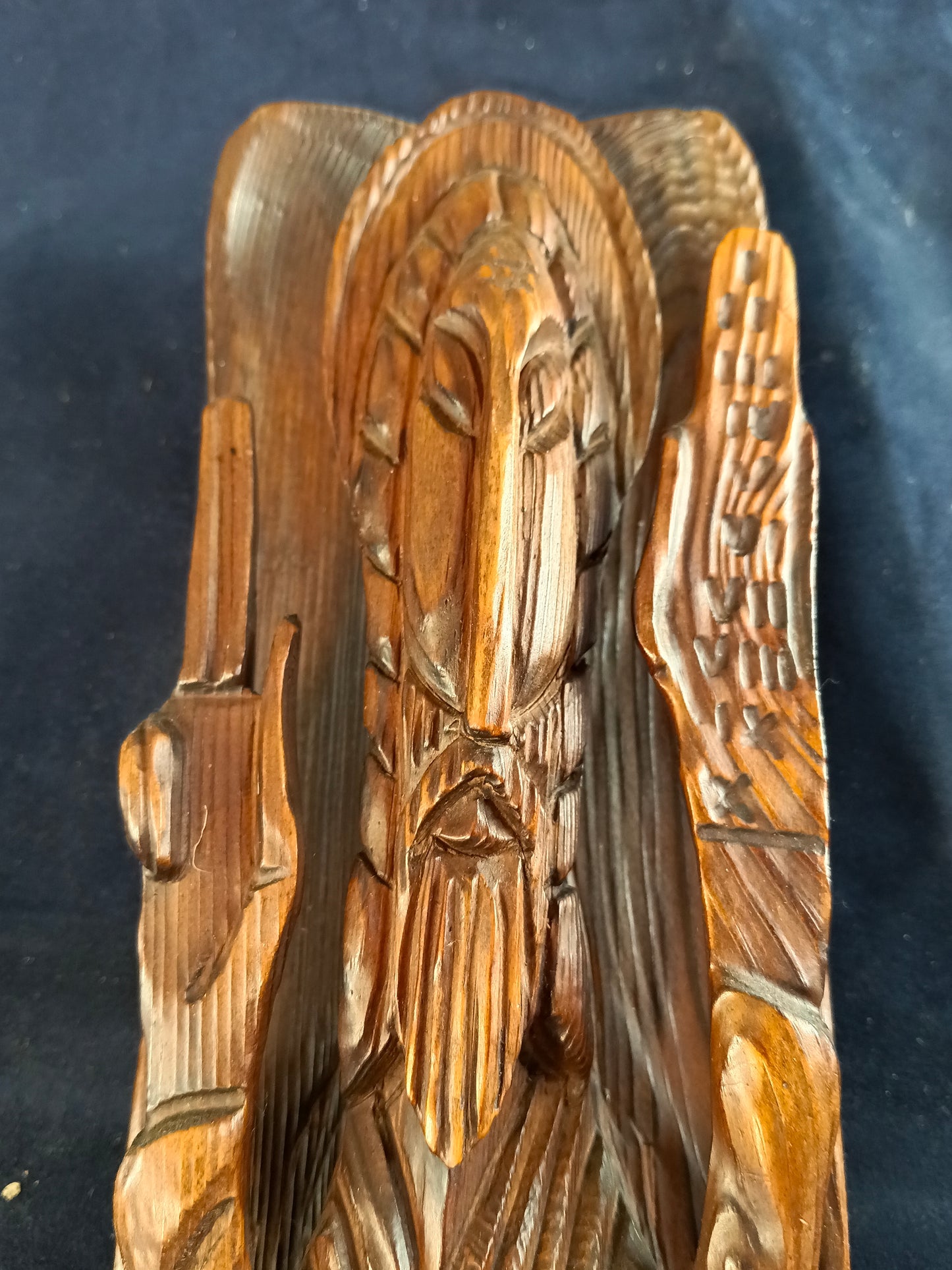 Scultura in legno in altorilievo raffigurante Mosè con le Tavole della Legge - Europa - 51 cm