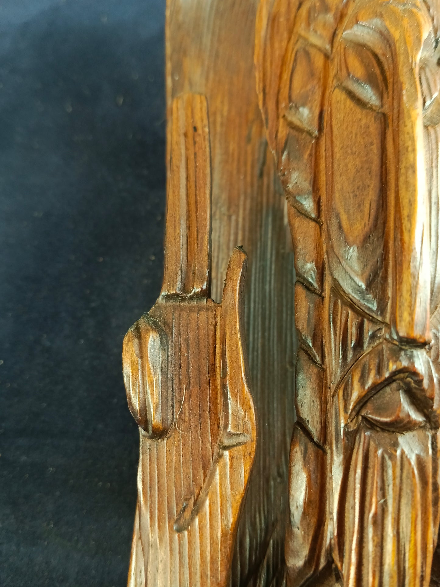 Scultura in legno in altorilievo raffigurante Mosè con le Tavole della Legge - Europa - 51 cm