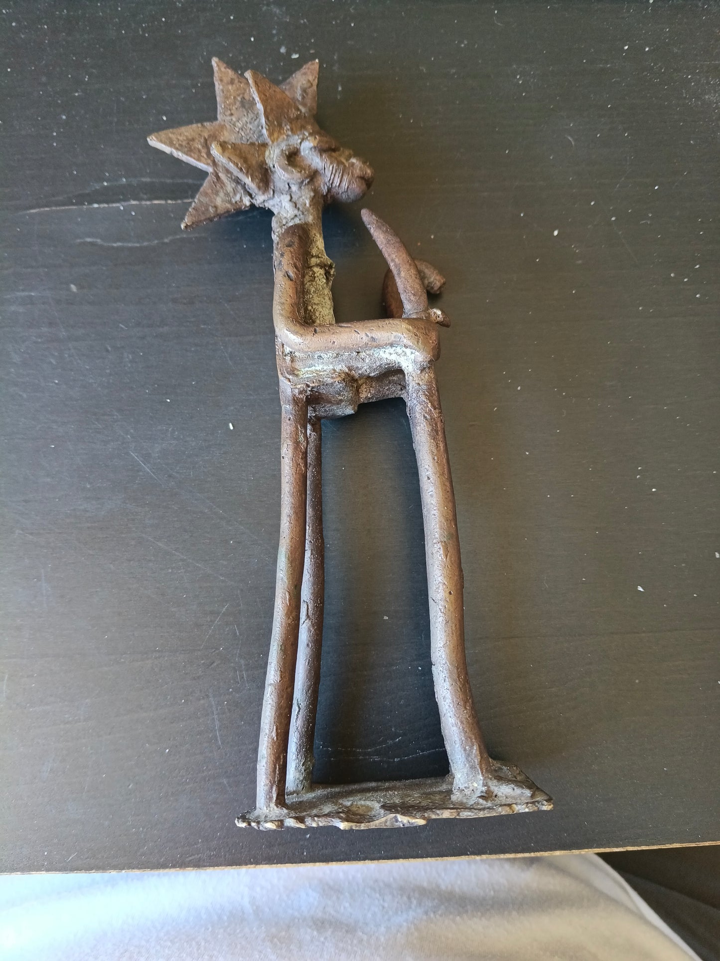 Scultura in bronzo figura antropomorfa con testa stellata – Arte Akan (Ghana, Costa d’Avorio)