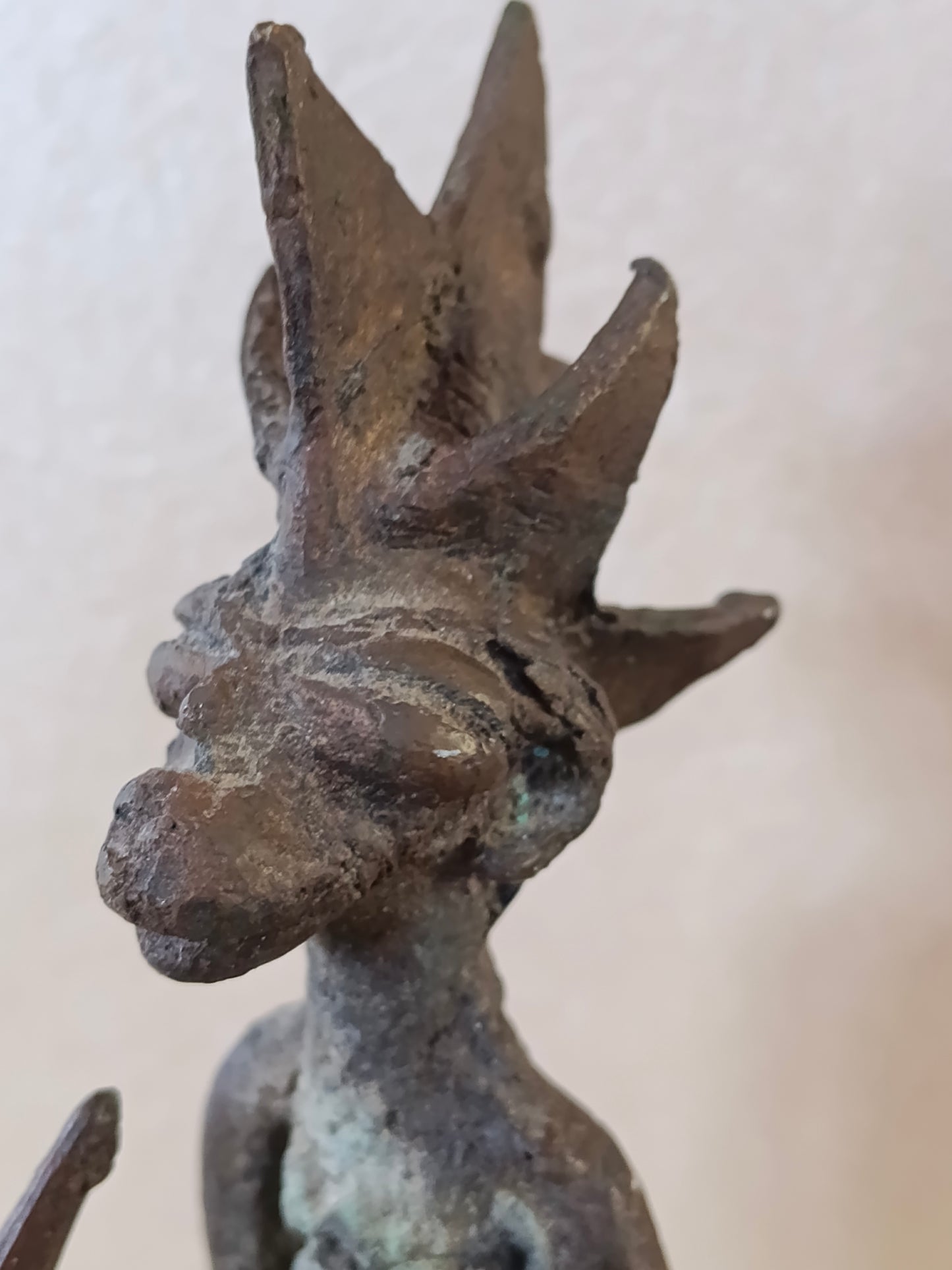 Scultura in bronzo figura antropomorfa con testa stellata – Arte Akan (Ghana, Costa d’Avorio)