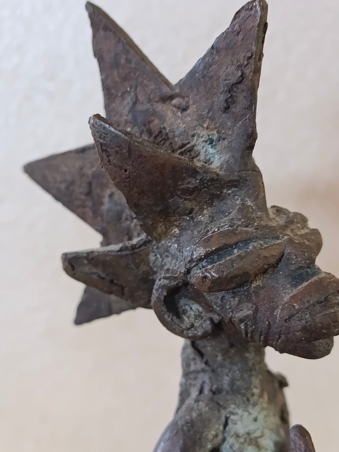 Scultura in bronzo figura antropomorfa con testa stellata – Arte Akan (Ghana, Costa d’Avorio)